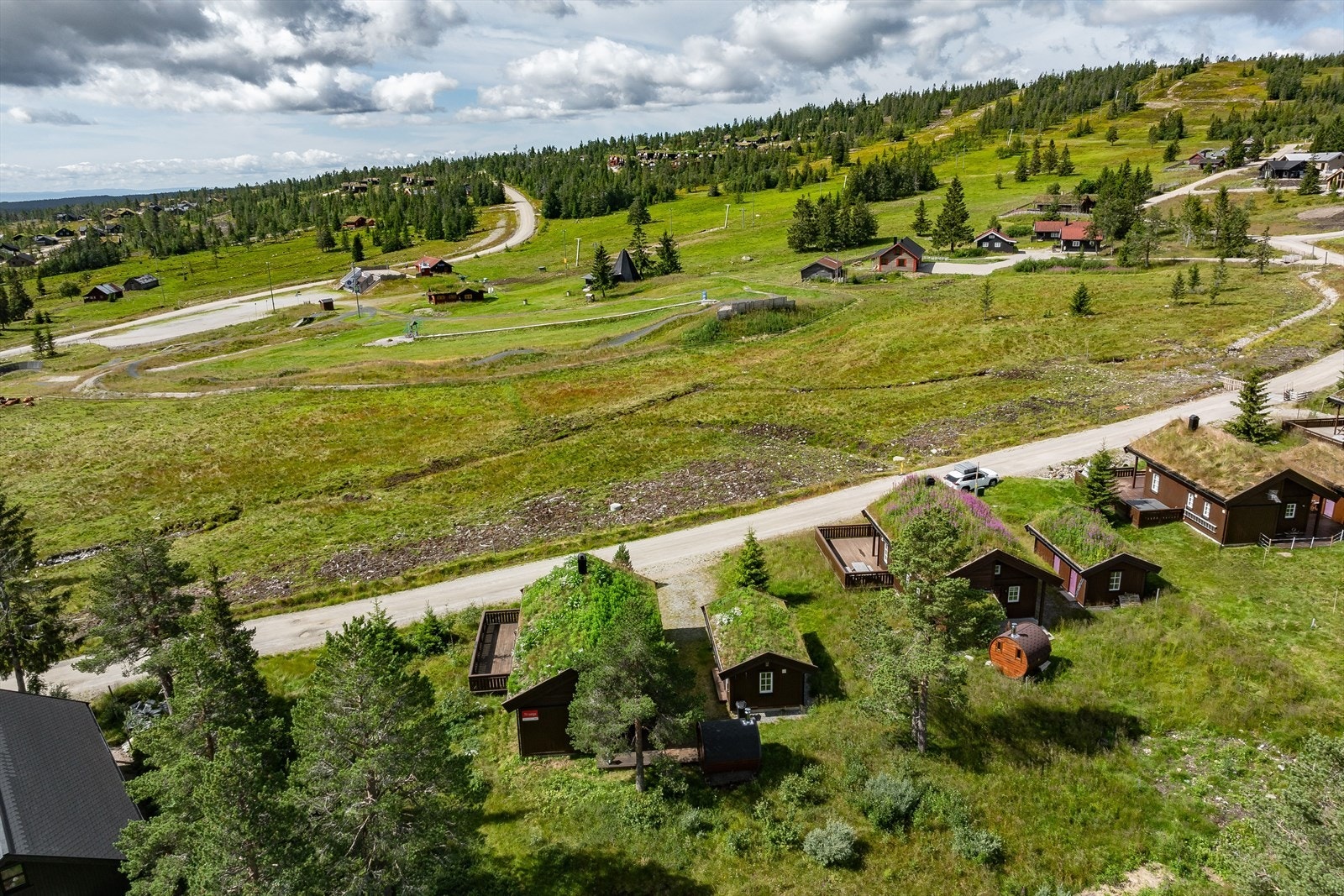 Det er bilveg helt frem til hytta hele året. Når bilen er parkert kan du gå til alle områdets fasiliteter. Enten på beina, sykkel eller på ski, alt etter hvilken årstid det er. Galleribilde