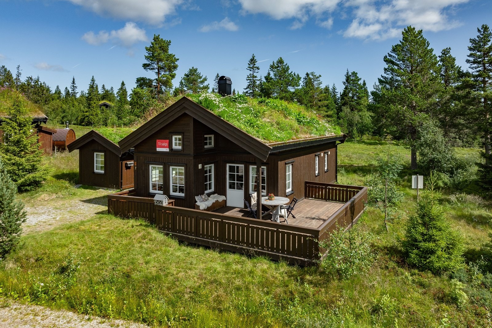 Solrik og hyggelig uteplass som er delvis overbygd. Galleribilde