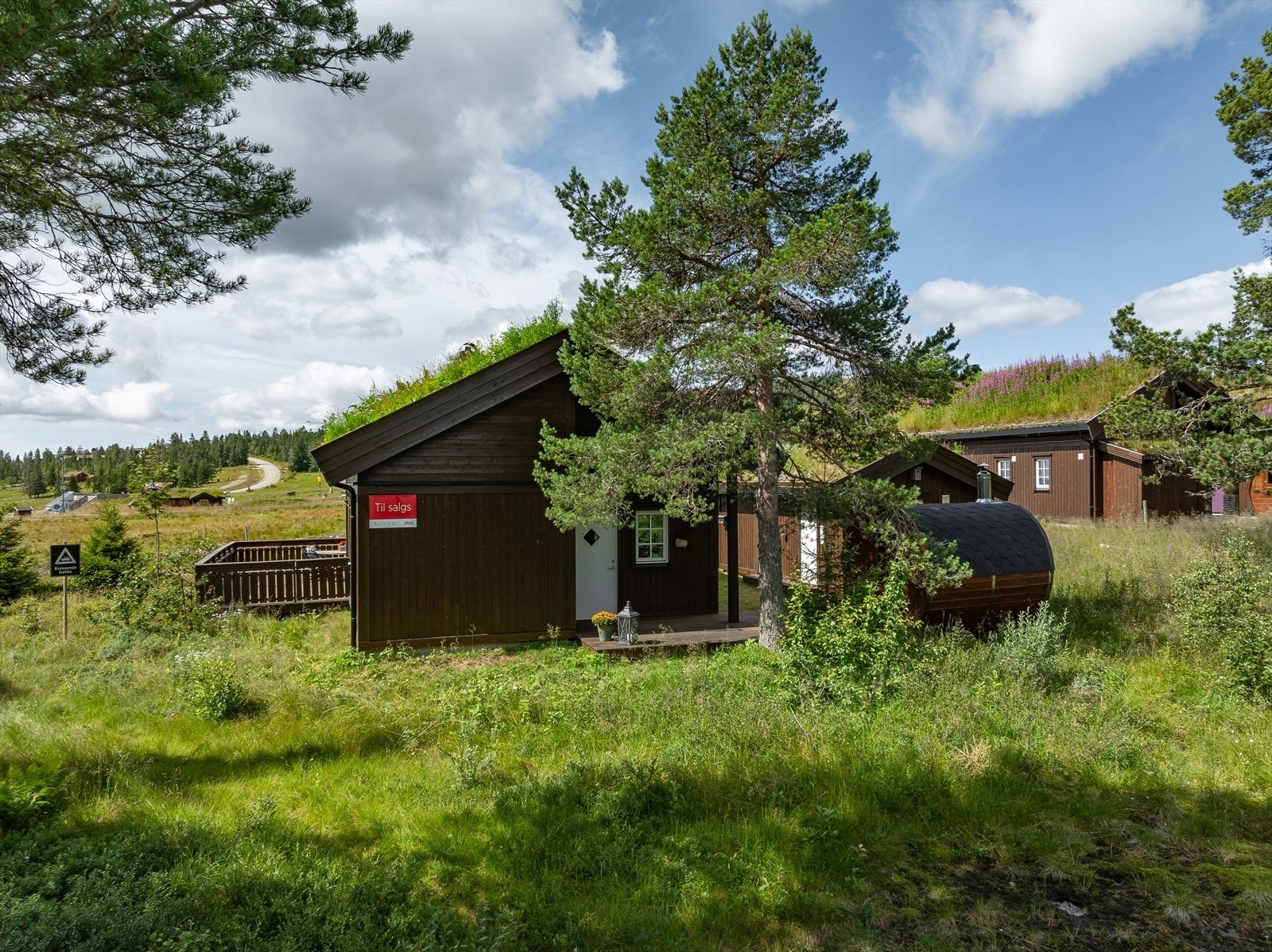 Inngangen til hytta er på baksiden og herfra er det kort veg til både annekset, badstuen og ikke minst skiløypene som går rett bak hytta. Galleribilde