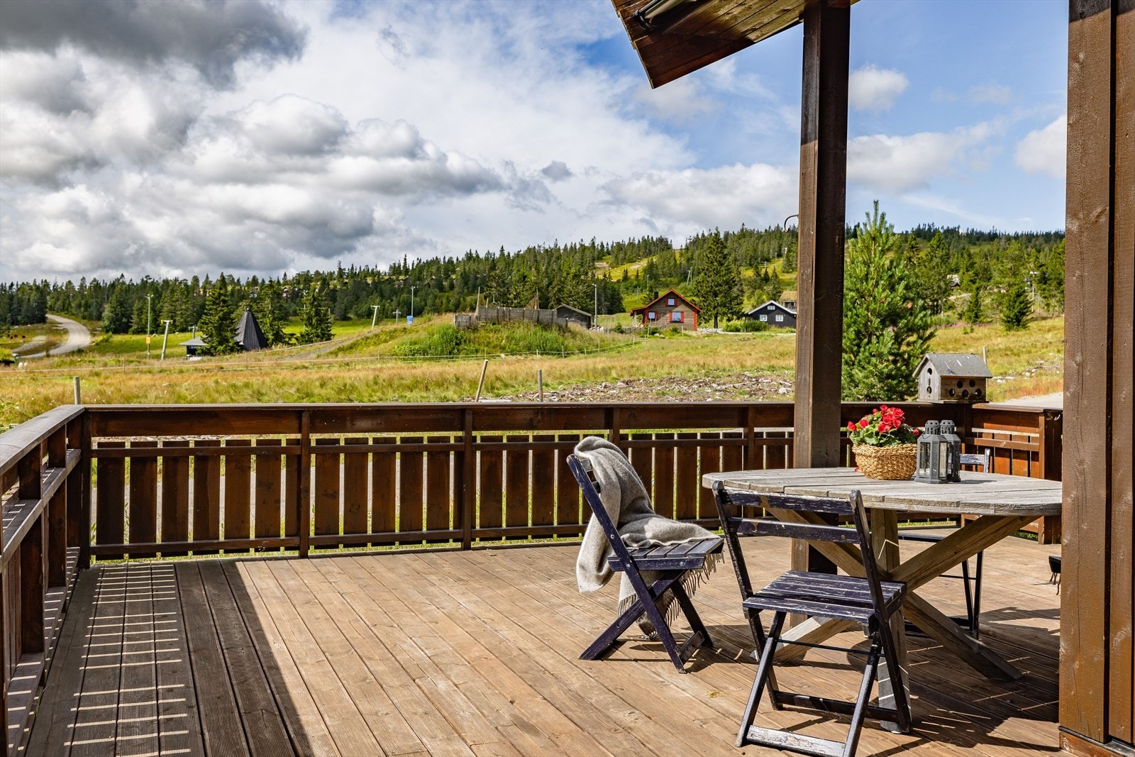 Her er du aldri langt unna det som skjer! Du ser bort på både alpinbakken og sykkelløypa. Galleribilde