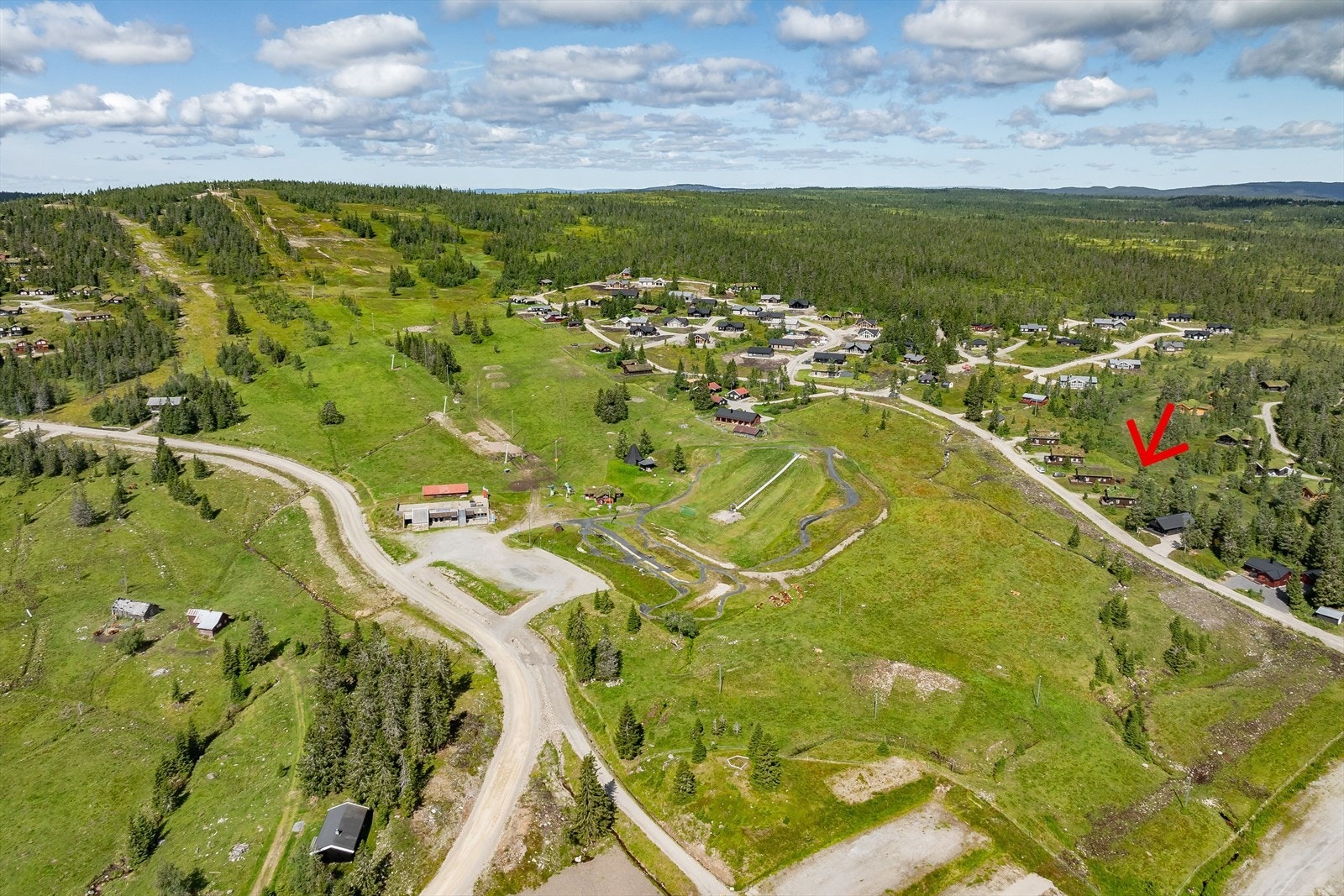 Hytta ligger med umiddelbar nærhet til skiløyper, Budor gjestegård, alpinbakken og sykkelløype for å nevne noe. Galleribilde