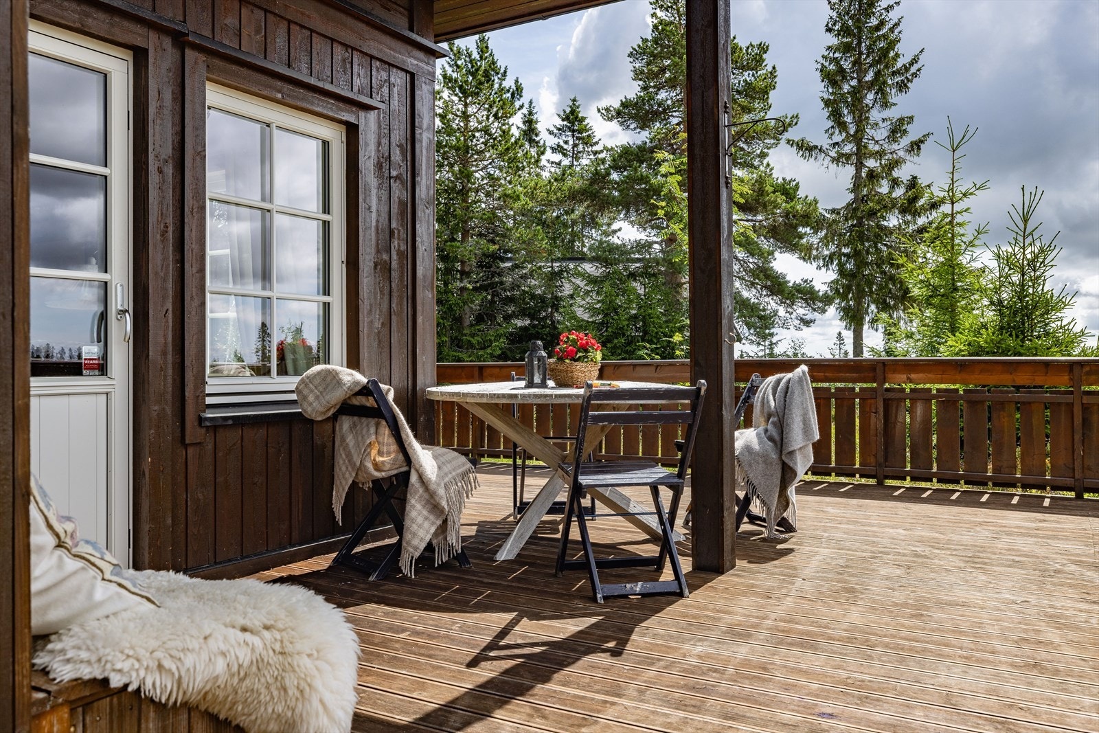 Solrik terrasse som er delvis overbygd. Det er adkomst til terrassen via ekstra bred dør, eller via rampe fra gårdsplassen. Galleribilde