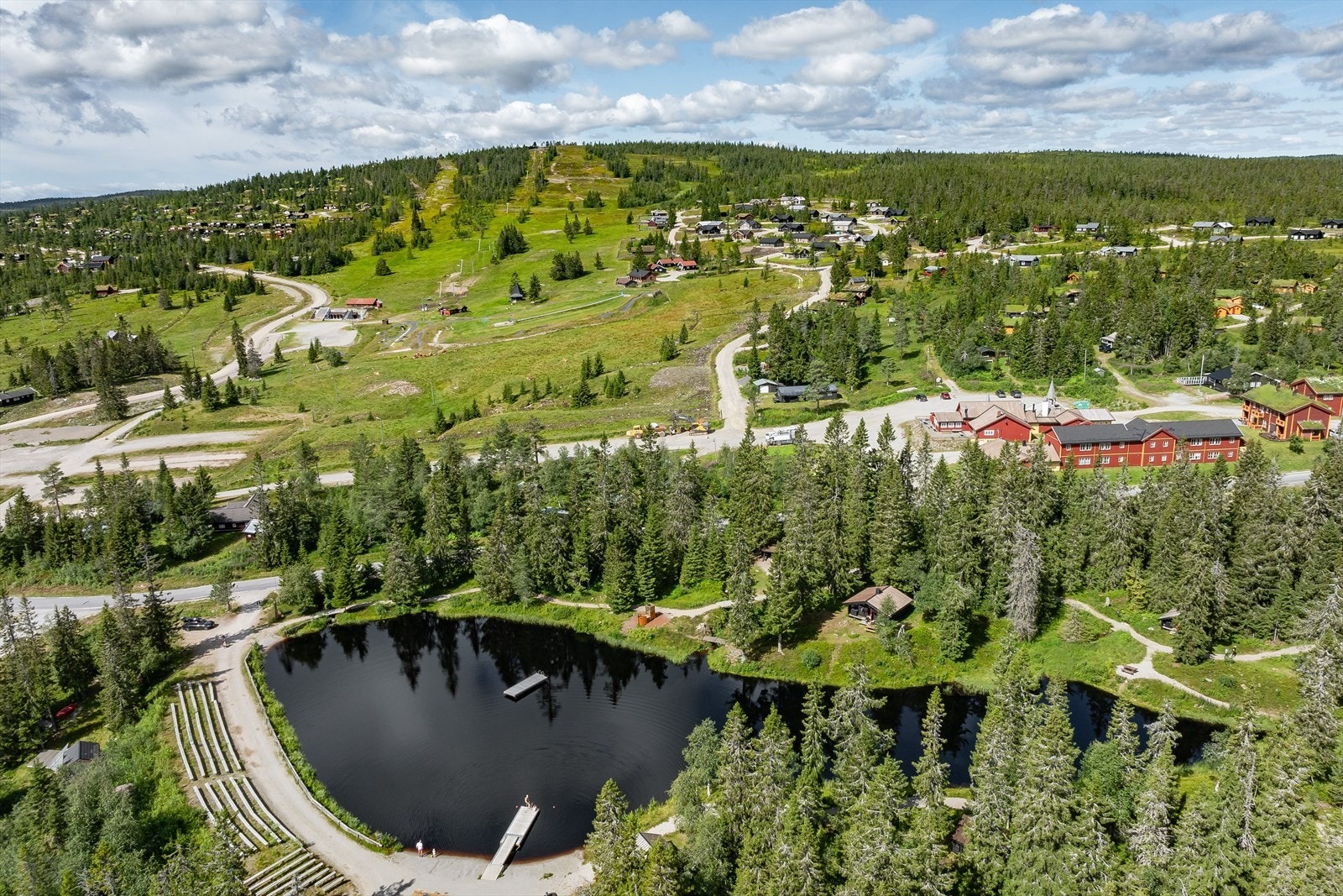 Også om sommeren er det fint på Budor. Like nedenfor Gjestegården ligger Koiedalen hvor det er badeplass og brygge. Ellers er det mange flotte turalternativer rundt omkring i området. Galleribilde