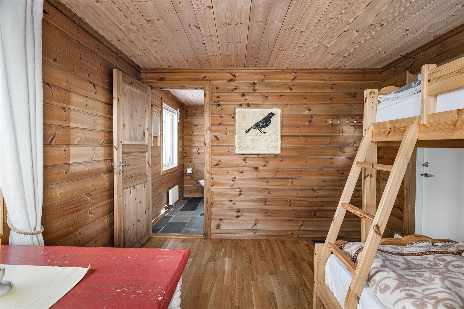 Ved inngangen er det et lite parti med flis, ellers er det parkett på gulvet. Galleribilde