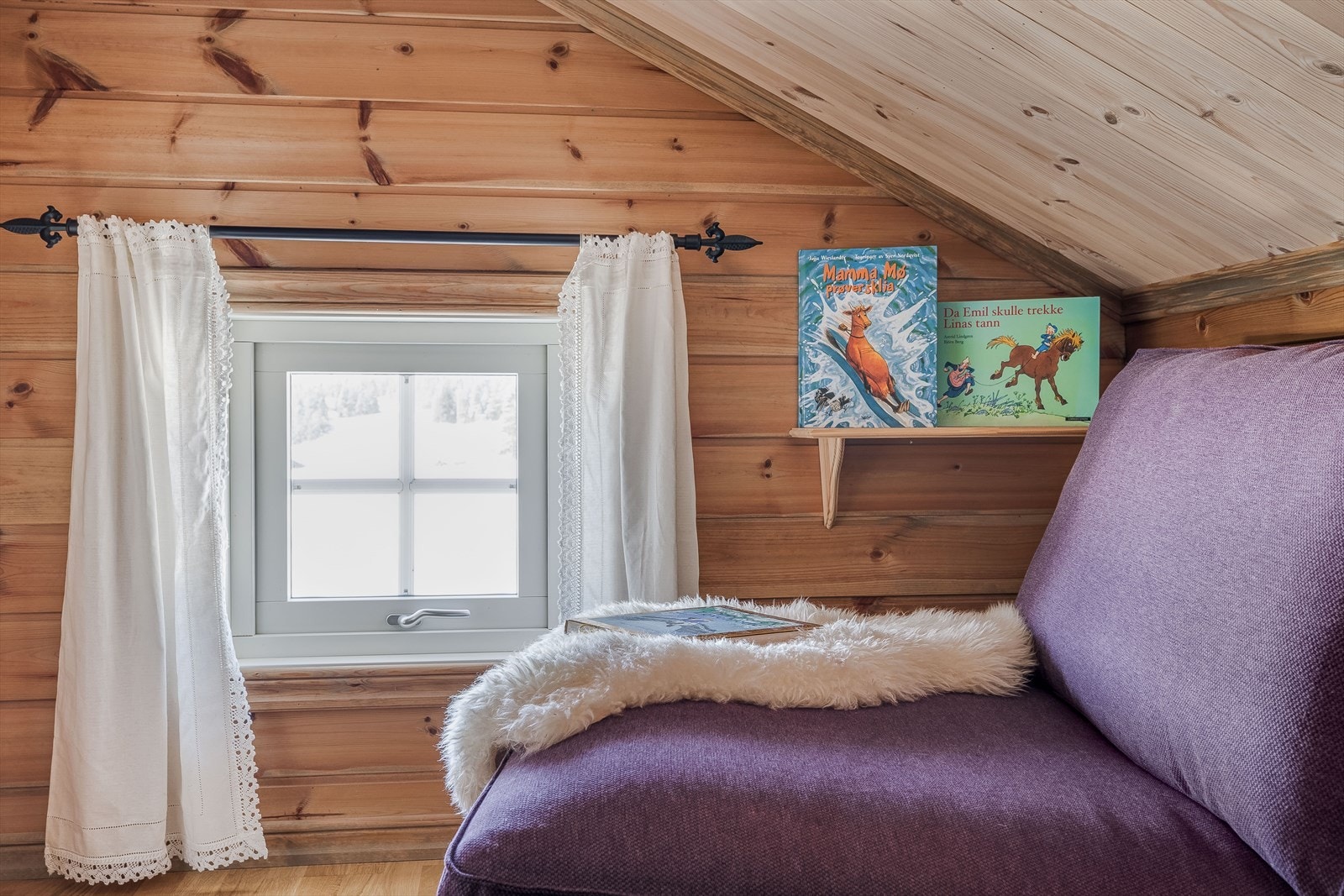 Hyggelig lesekrok på hemsen hvor man kan slappe av og nyte utsikten. Galleribilde