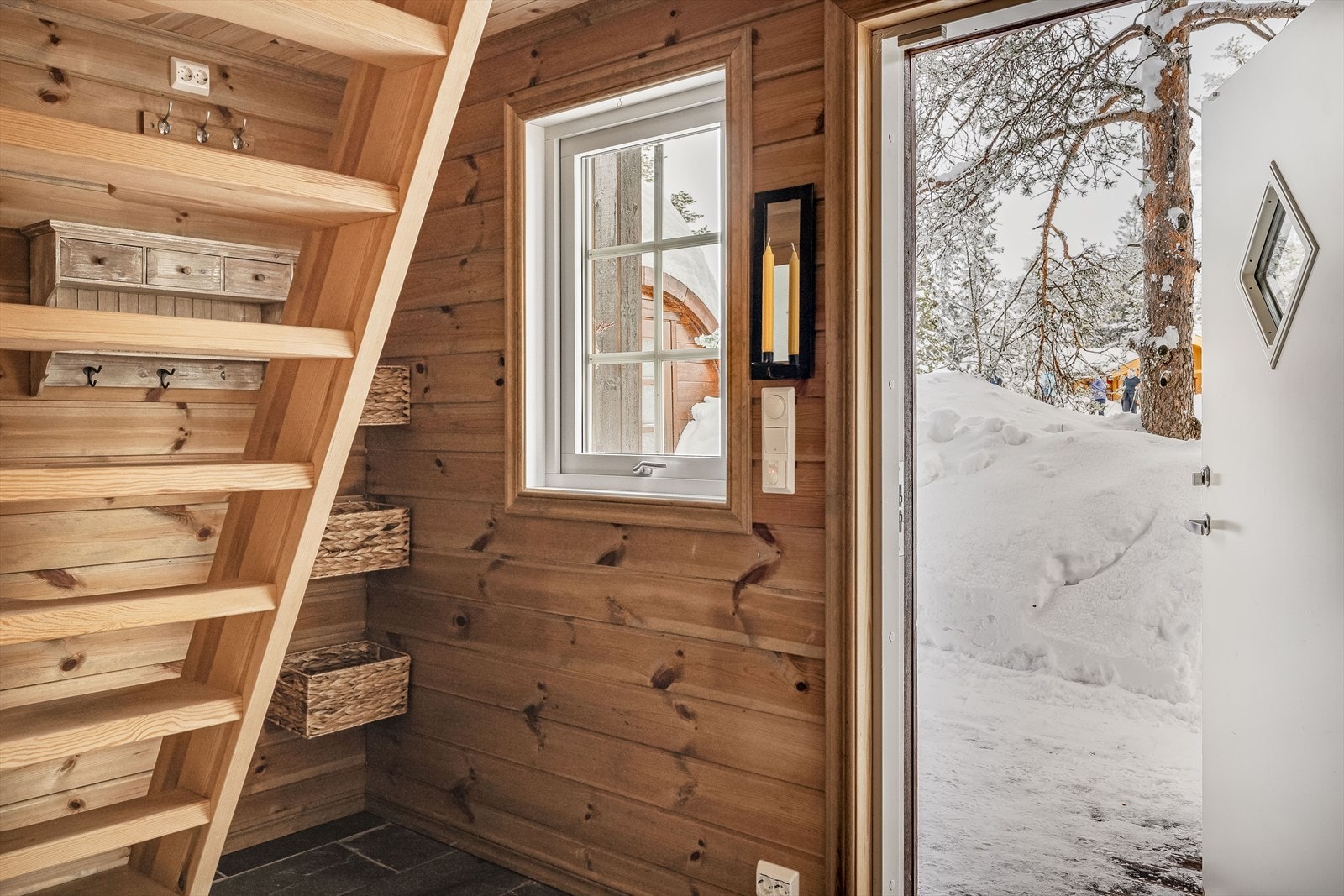 Entré med skiferbelagt gulv med varmekabler. Galleribilde