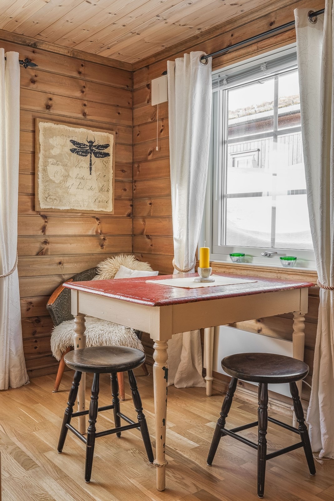 I annekset er det plass til både senger og sittegruppe. Her kan man trekke seg litt tilbake ved behov. Galleribilde