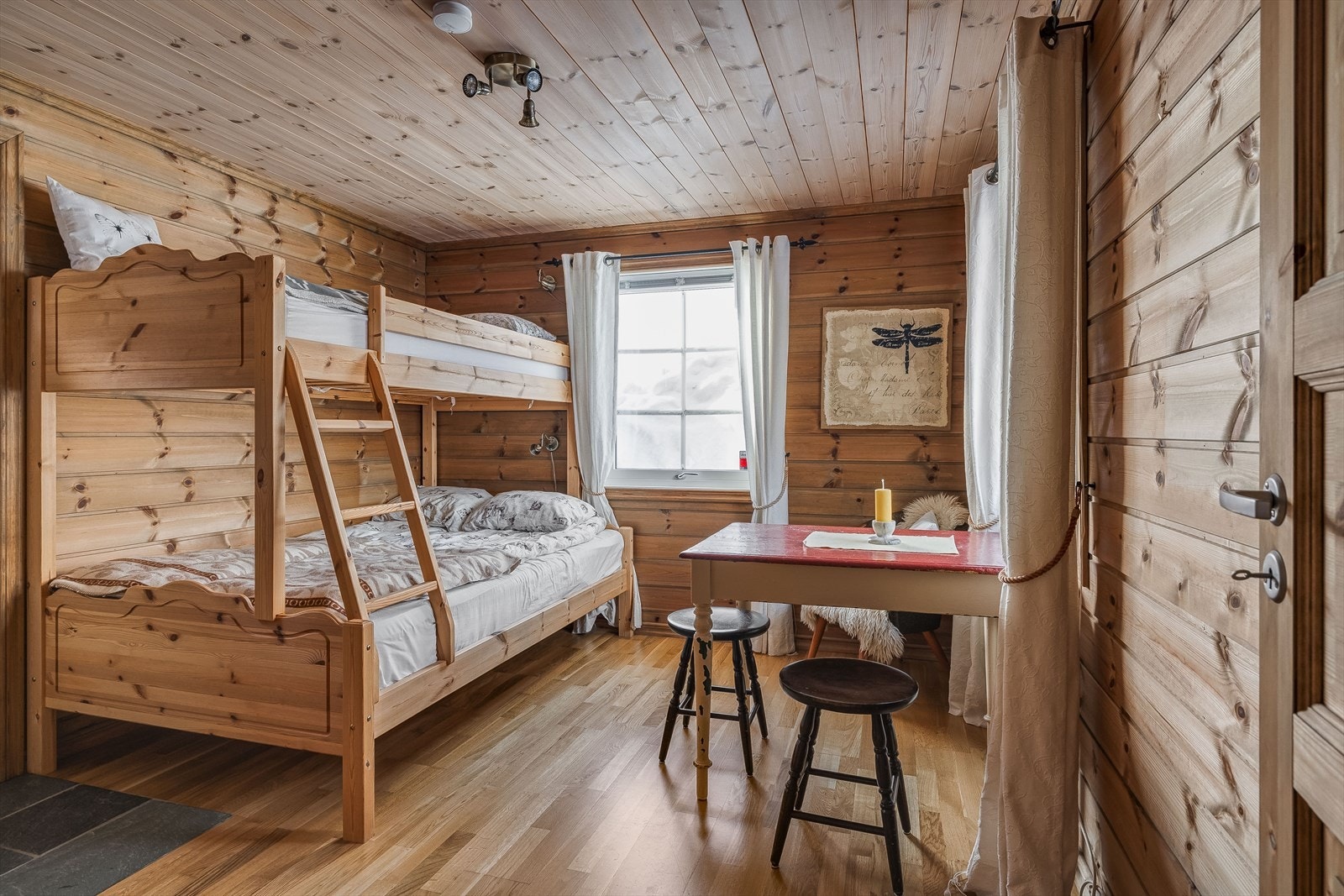 Annekset har bod med egen inngang, soverom/ stue og et toalettrom. Hovedrommet er av god størrelse og er perfekt for gjester eller tenåringen i familien. Galleribilde