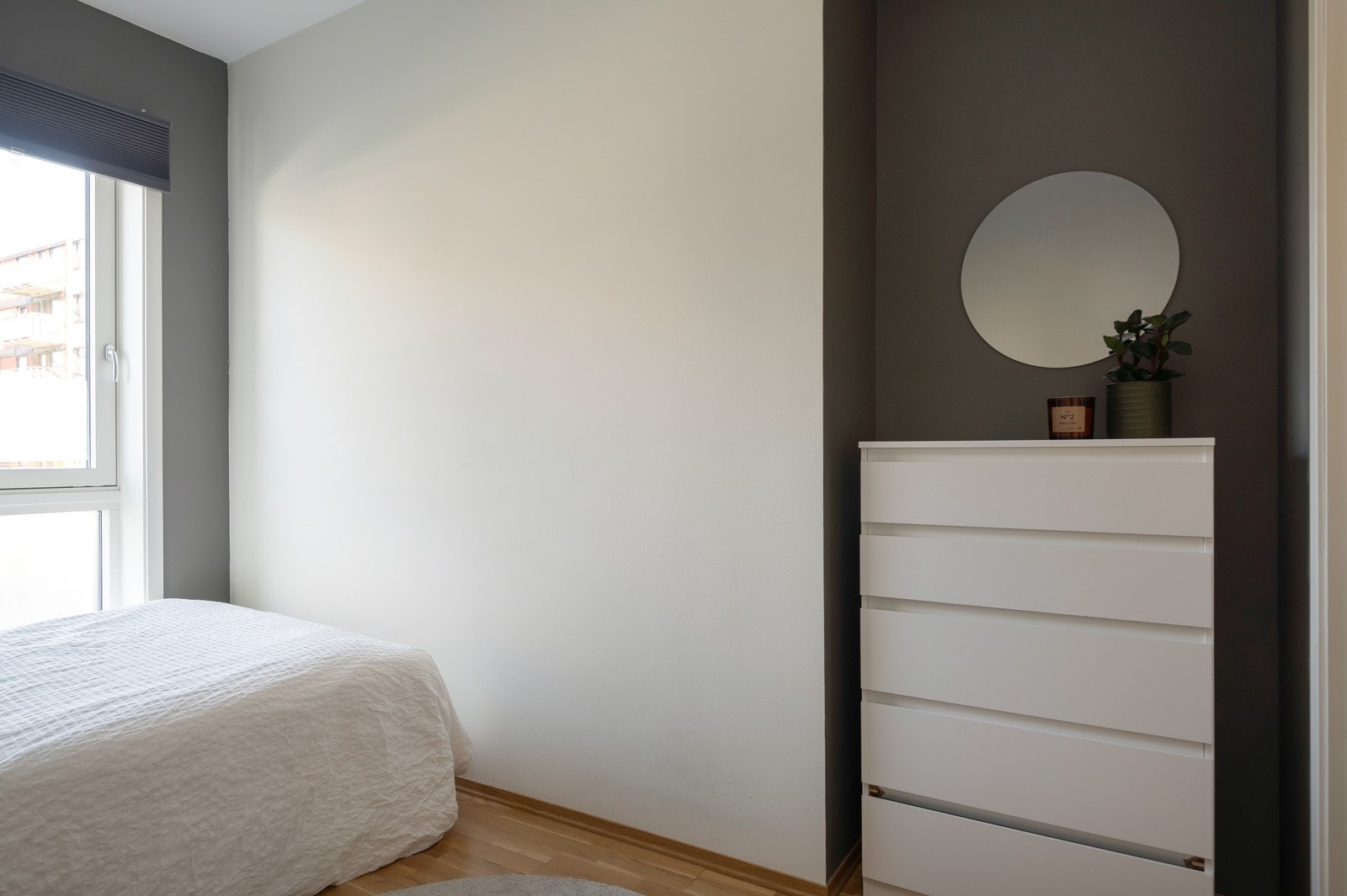 God plass til seng, garderobeskap, nattbord og skrivepult. Galleribilde