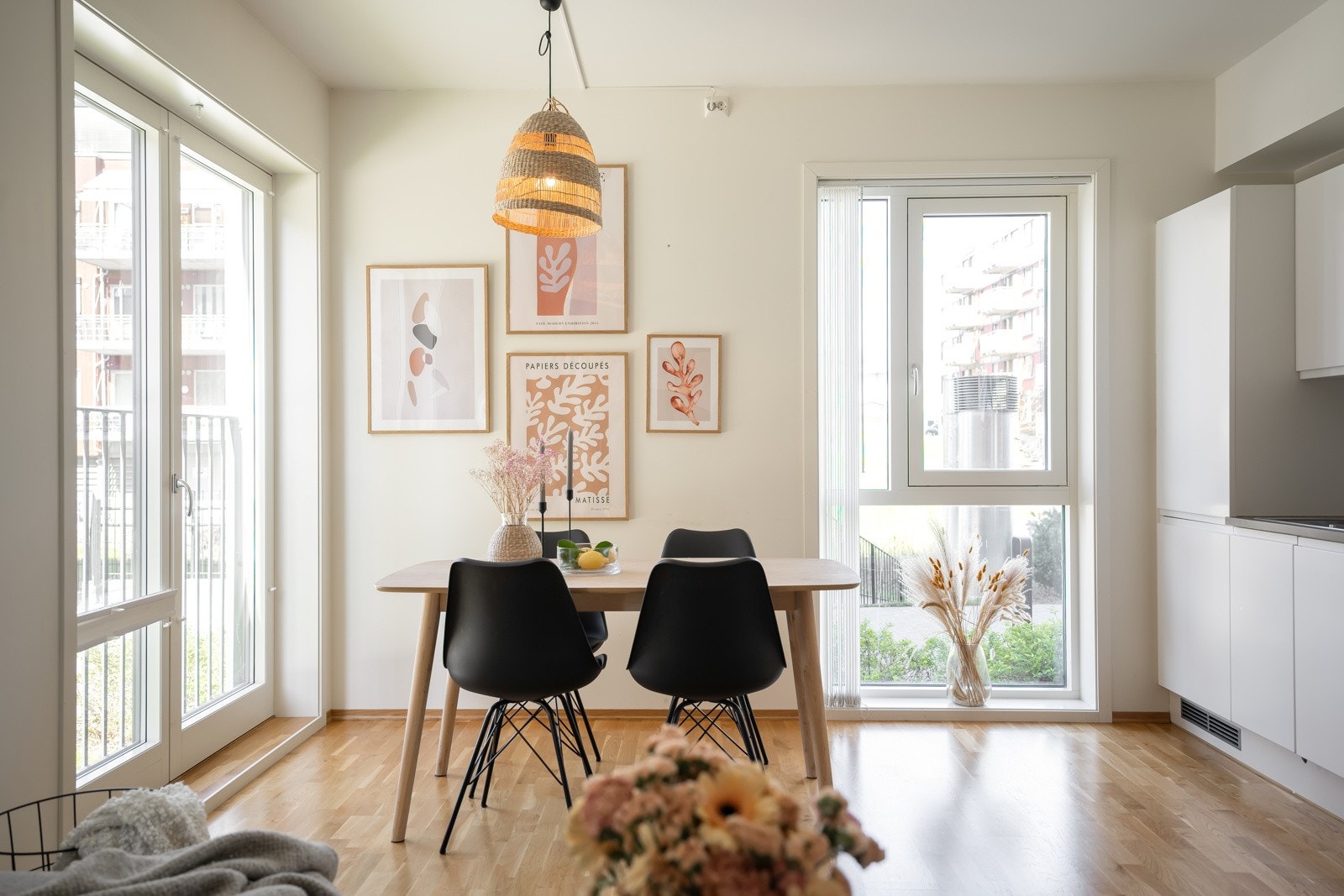 Stue med god plass til sofaløsning og spisebord. Galleribilde