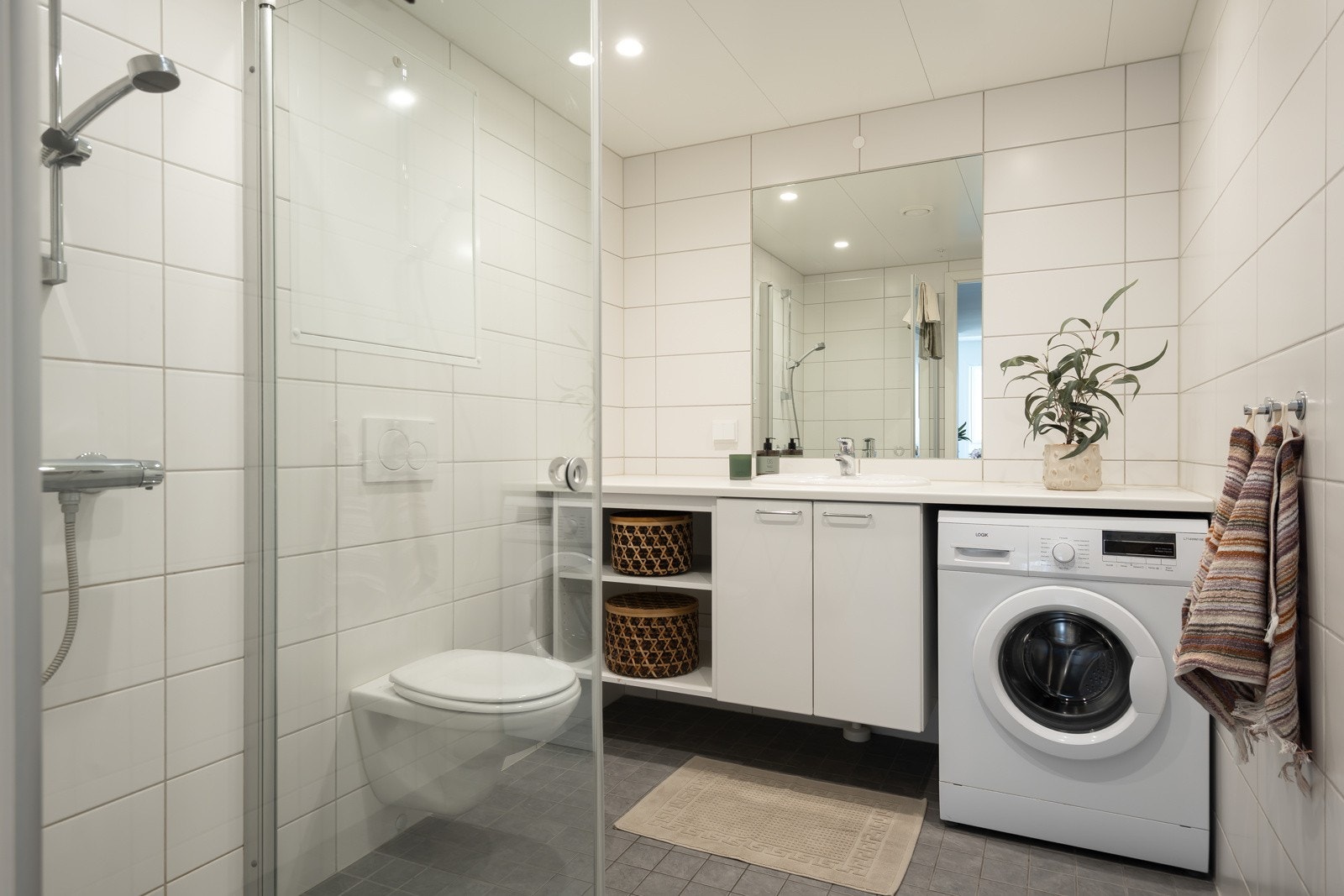 Lekkert flislagt bad med varme i gulv. Badet er fra 2017 og har fått TG1 av takstmann. Galleribilde