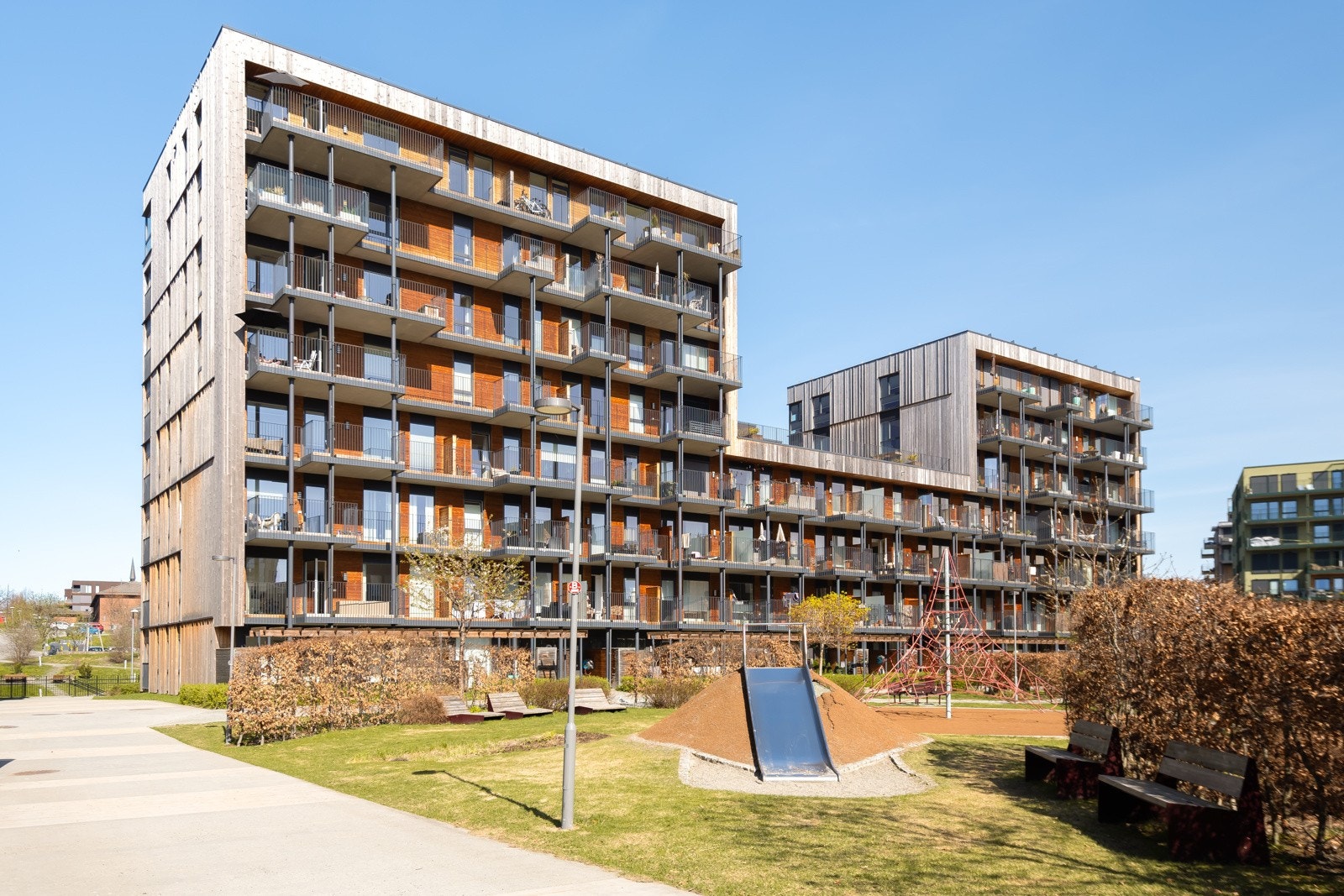 Fine fellesareal med bl.a. plen, benker og lekeapparater for de minste. Galleribilde