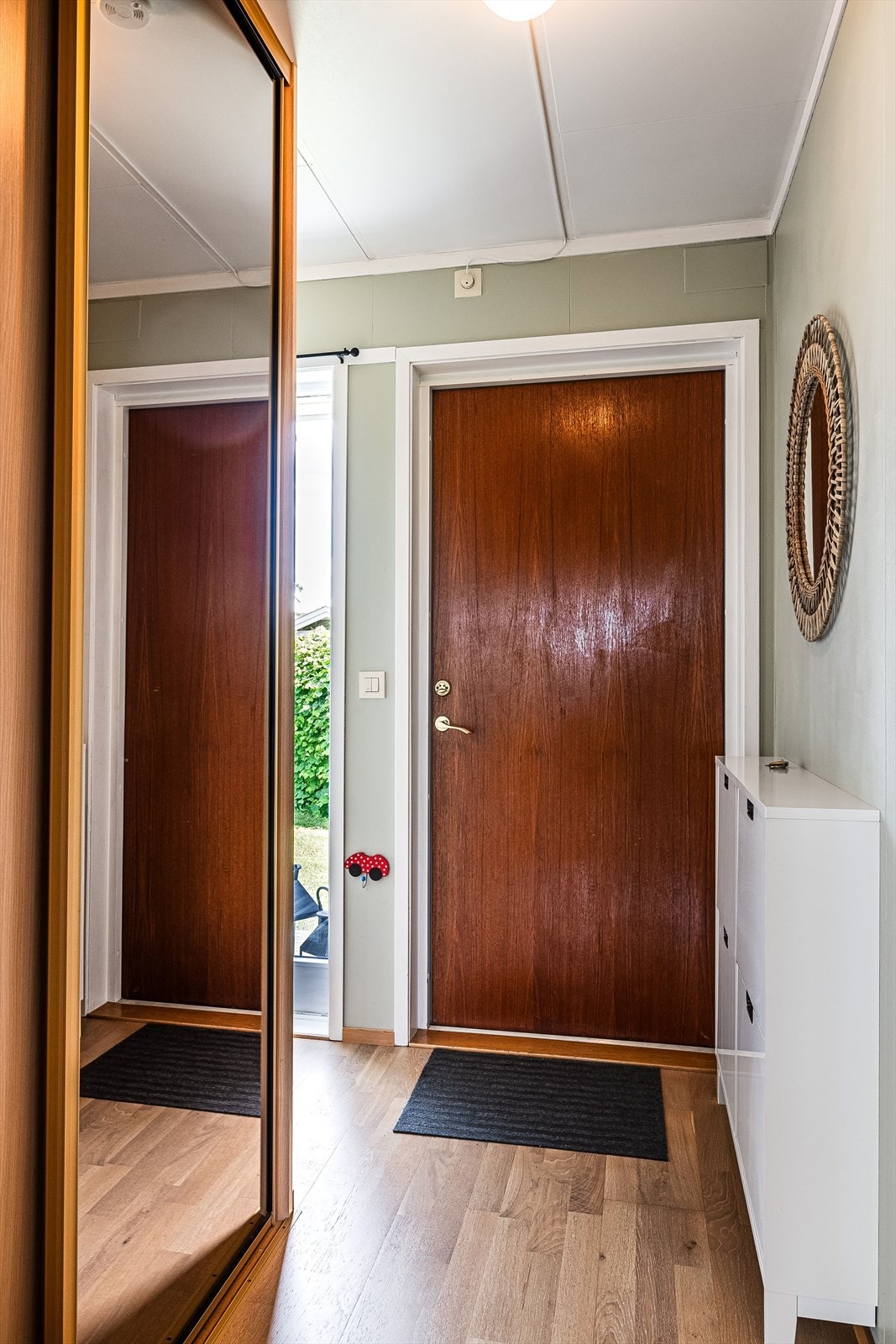 Her kommer du inn i entréen med plass til oppbevaring av sko og yttertøy. Galleribilde