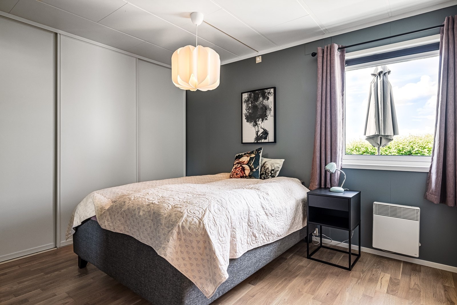 På denne siden har vi de plassbygde skapene. Galleribilde