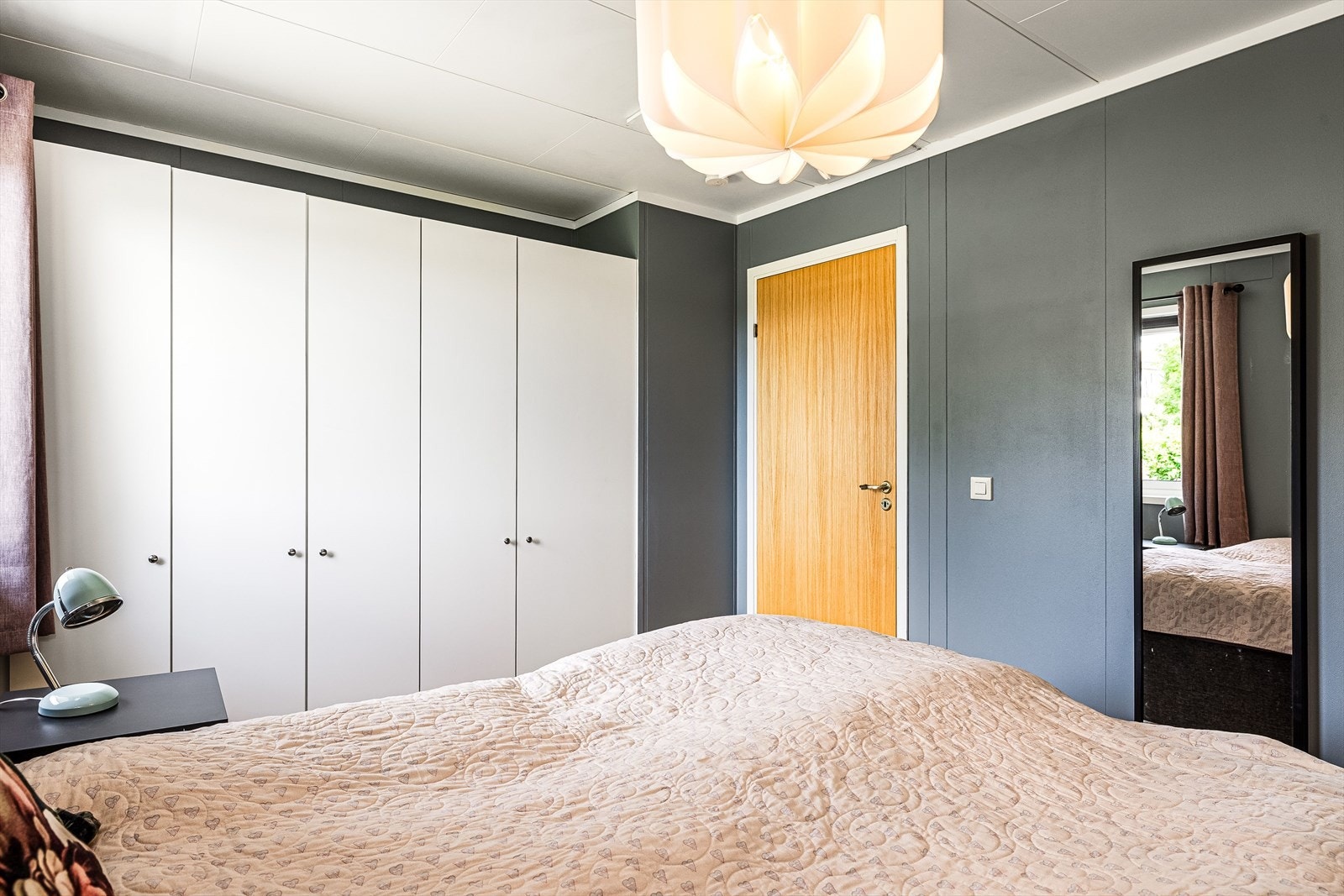 Videre kommer vi til hovedsoverommet i boligen. Her er det god plass til dobbeltseng. Rommet har godt med skapplass. Det er skap på begge sider av rommet. Galleribilde