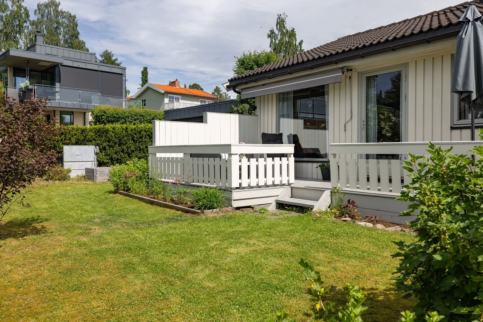Det er en pent opparbeidet tomt med muligheter for flere sittegrupper slik at du kan flytte deg etter solforholdene. Galleribilde