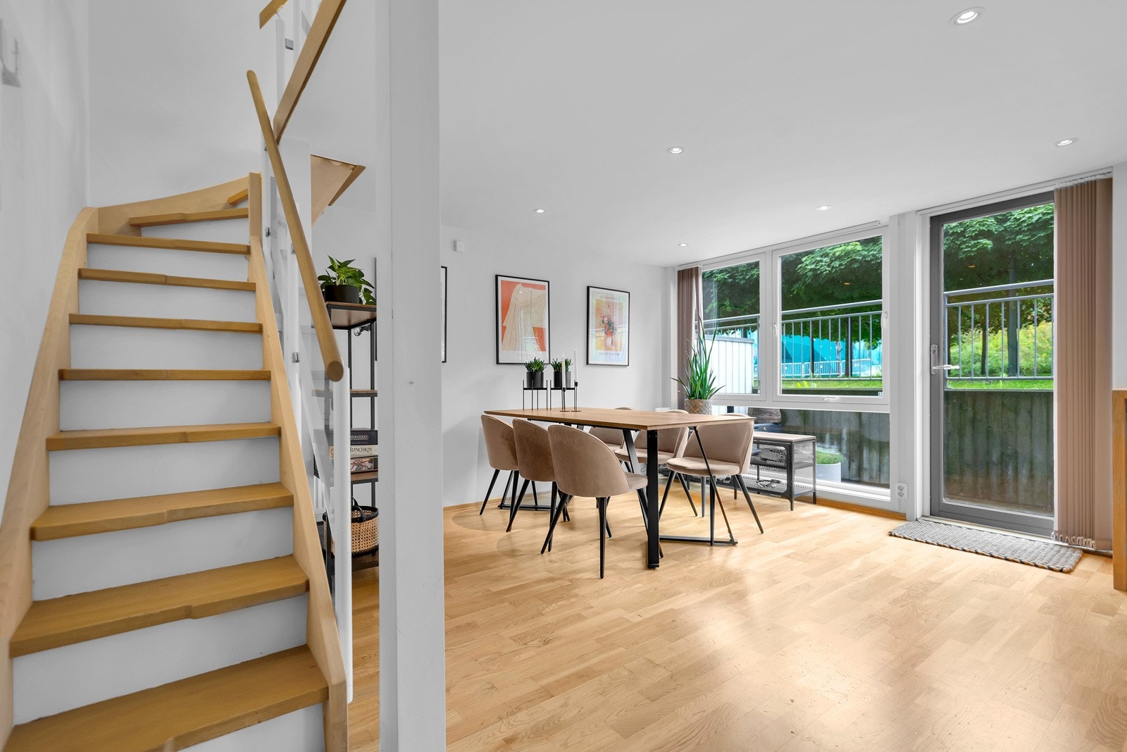 En lys og romslig leilighet over 2 plan med terrasse og kveldssol! Galleribilde