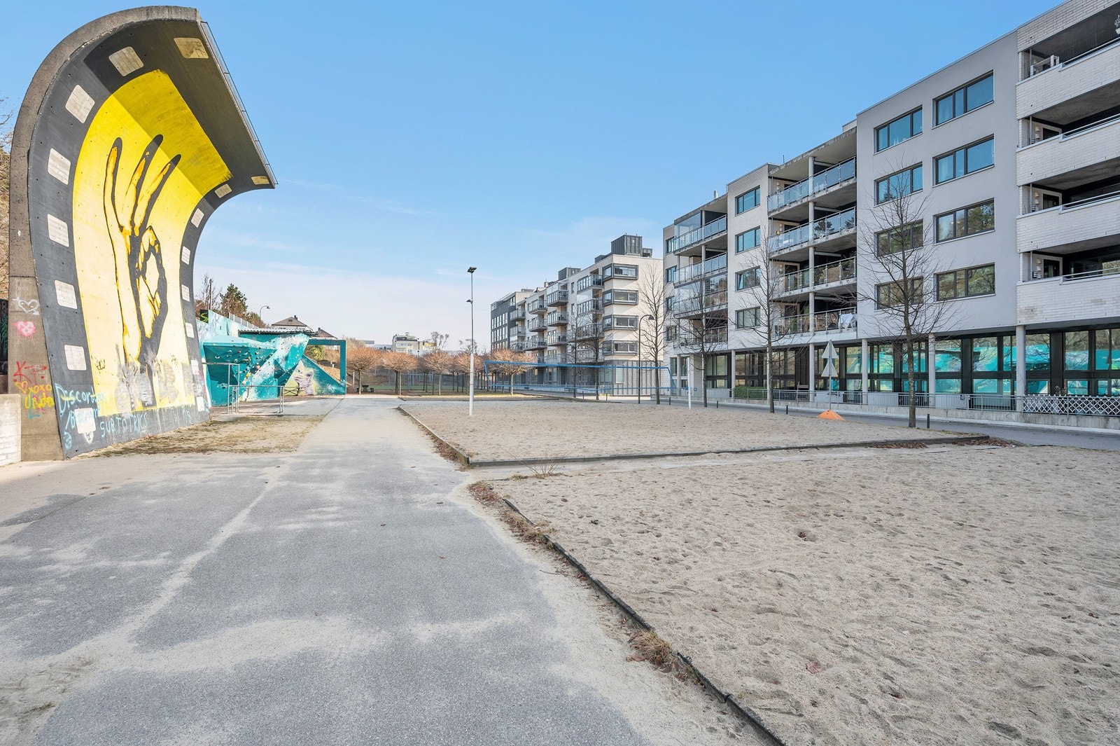 Sandvolleyball- og kunstgressbane rett over veien Galleribilde