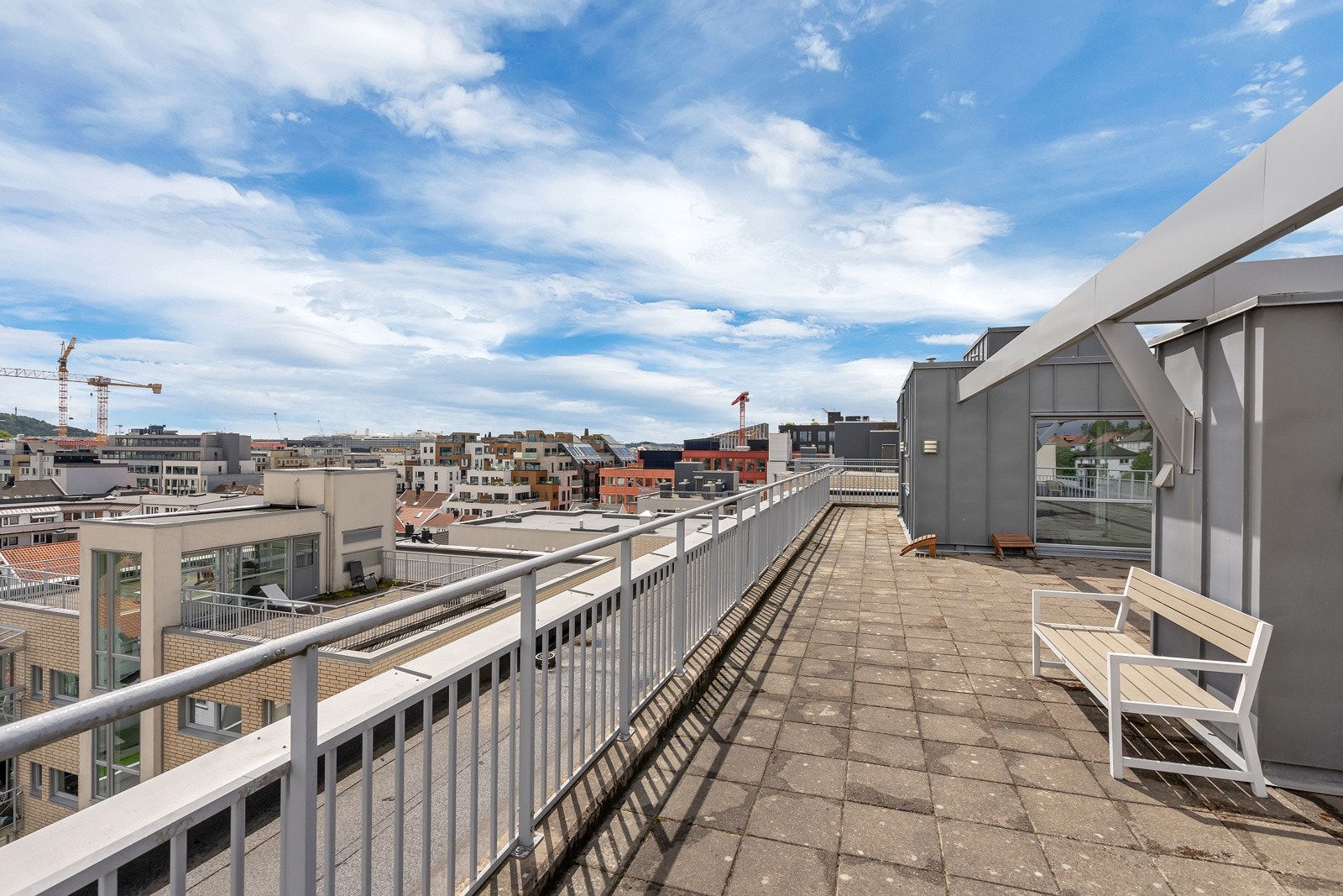 Stor felles takterrasse med herlig utsikt over byen og sol hele dagen! Galleribilde