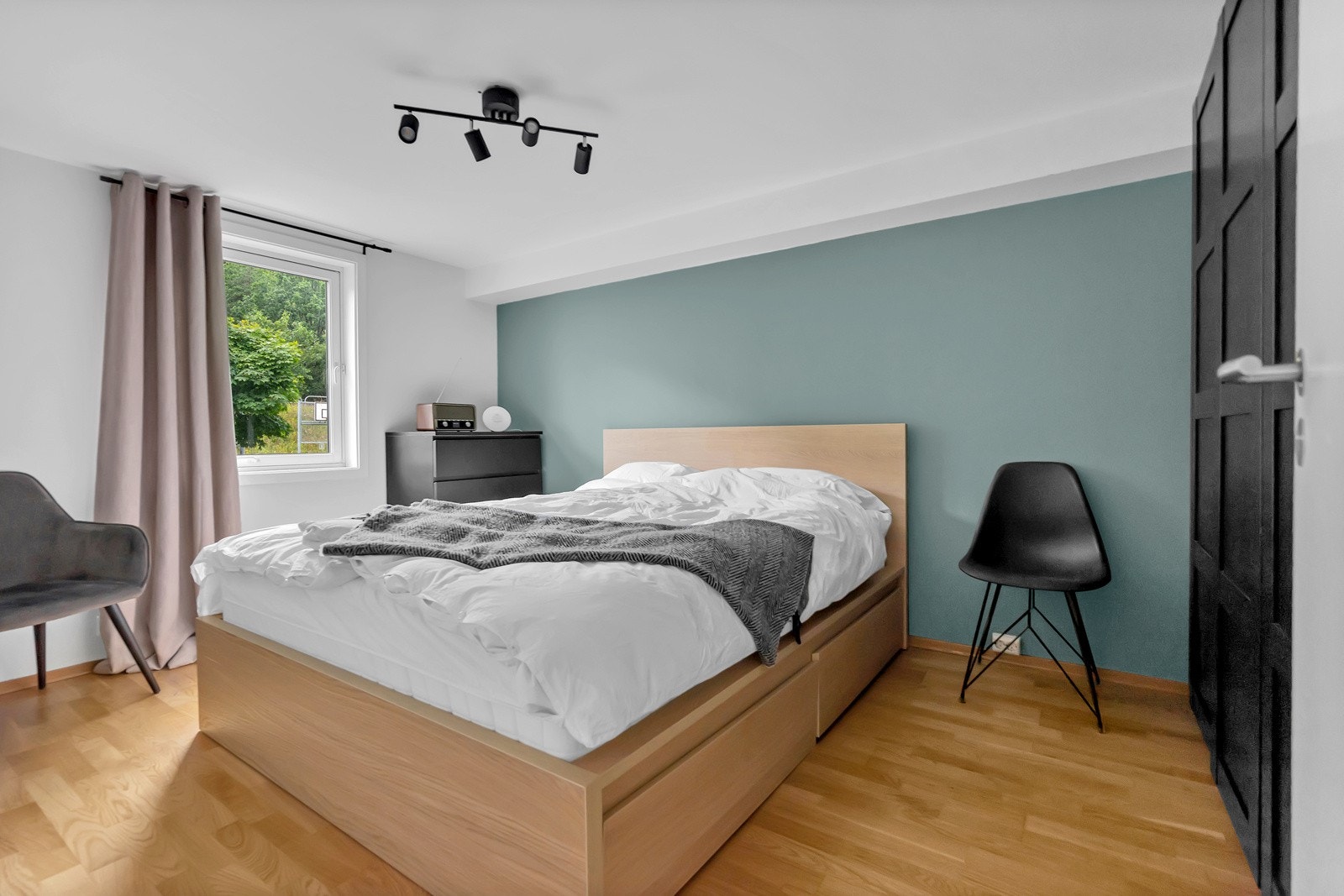 Romslig soverom med dobbeltseng og stort garderobeskap (til høyre) Galleribilde