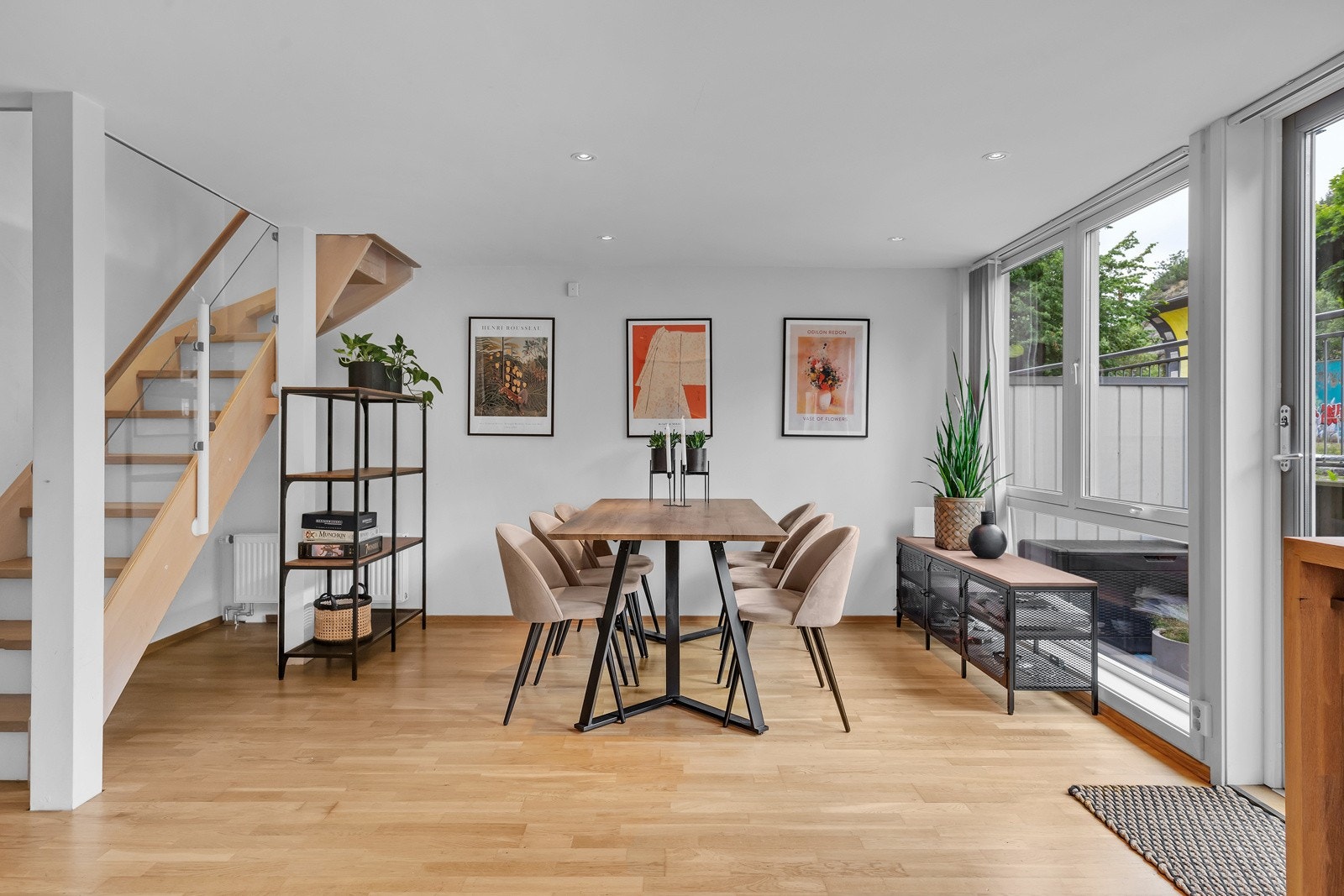 Stue/kjøkken med vindusflater som gir naturlig lysinnslipp. Spotter i tak Galleribilde