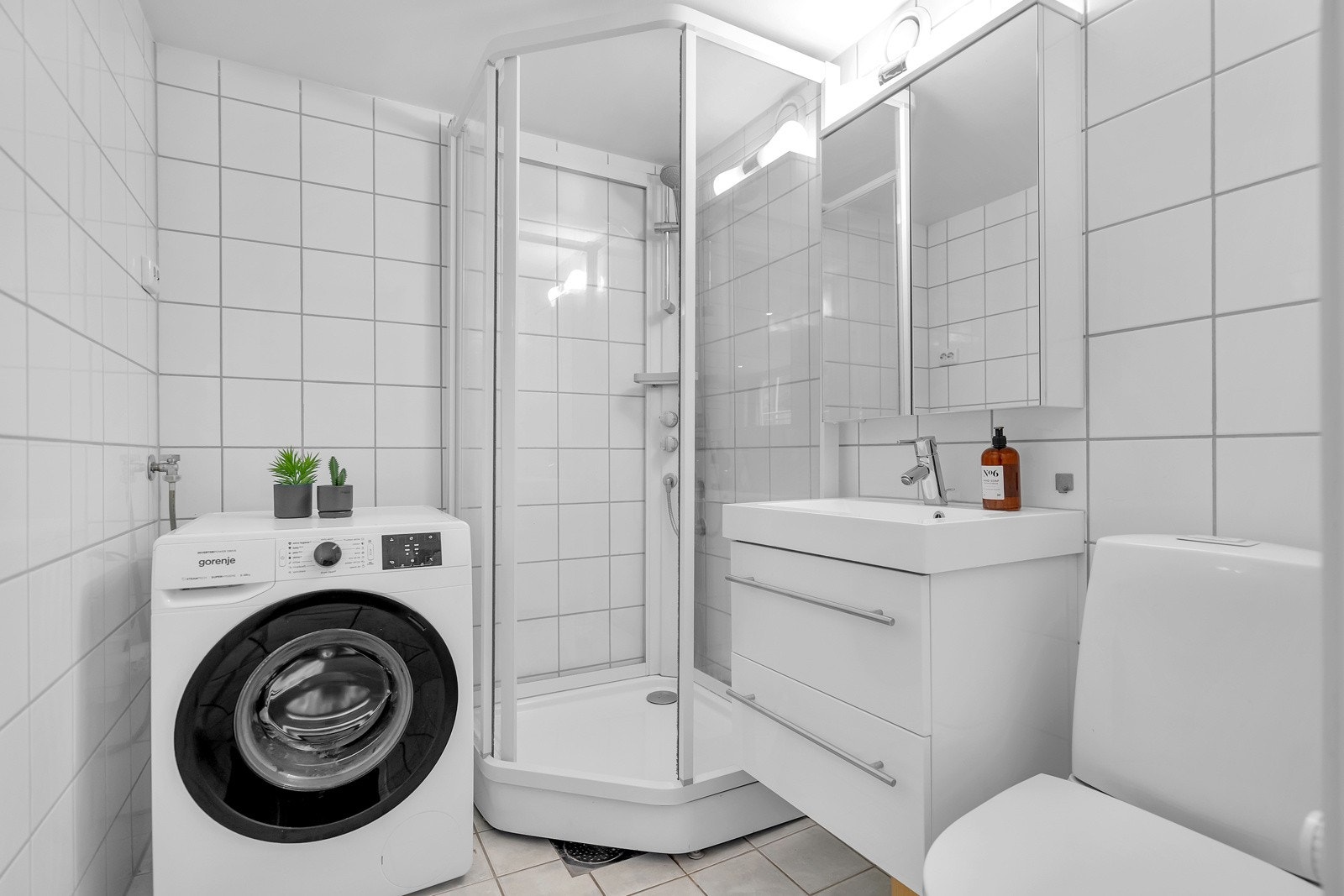 Bad/vaskerom med varmekabler i gulv. Vaskemaskin følger med i handelen Galleribilde