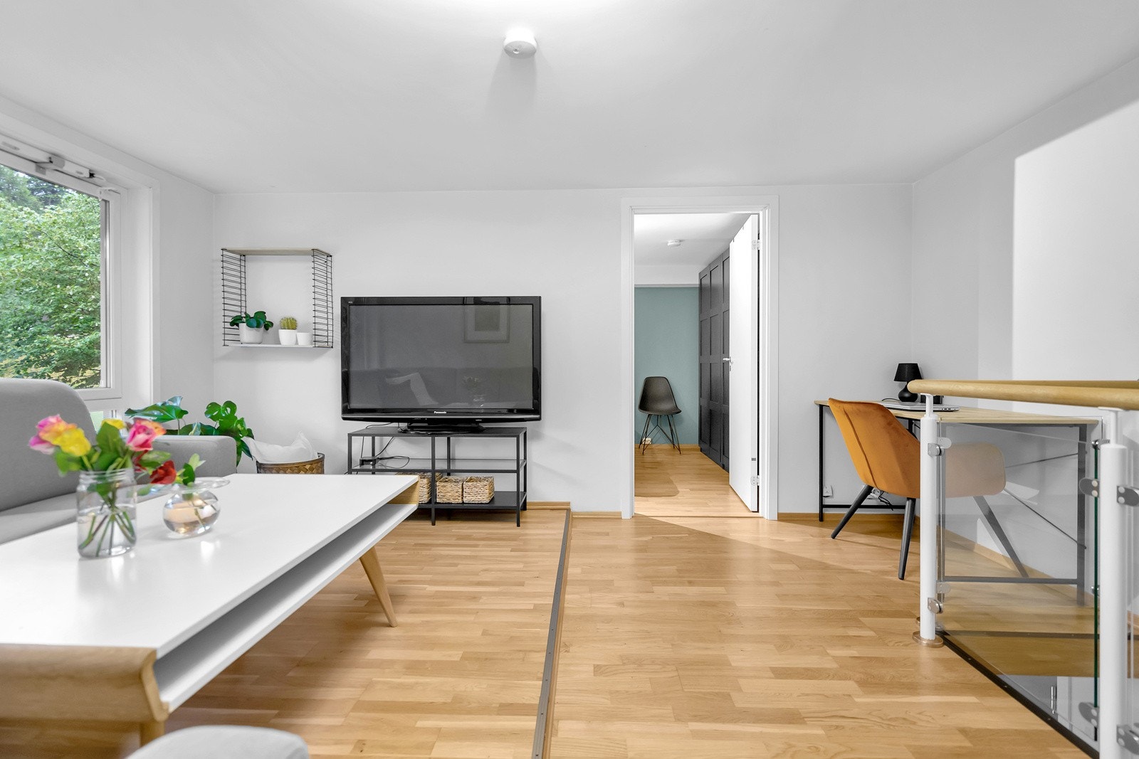 God plass til skrivebord og stol Galleribilde