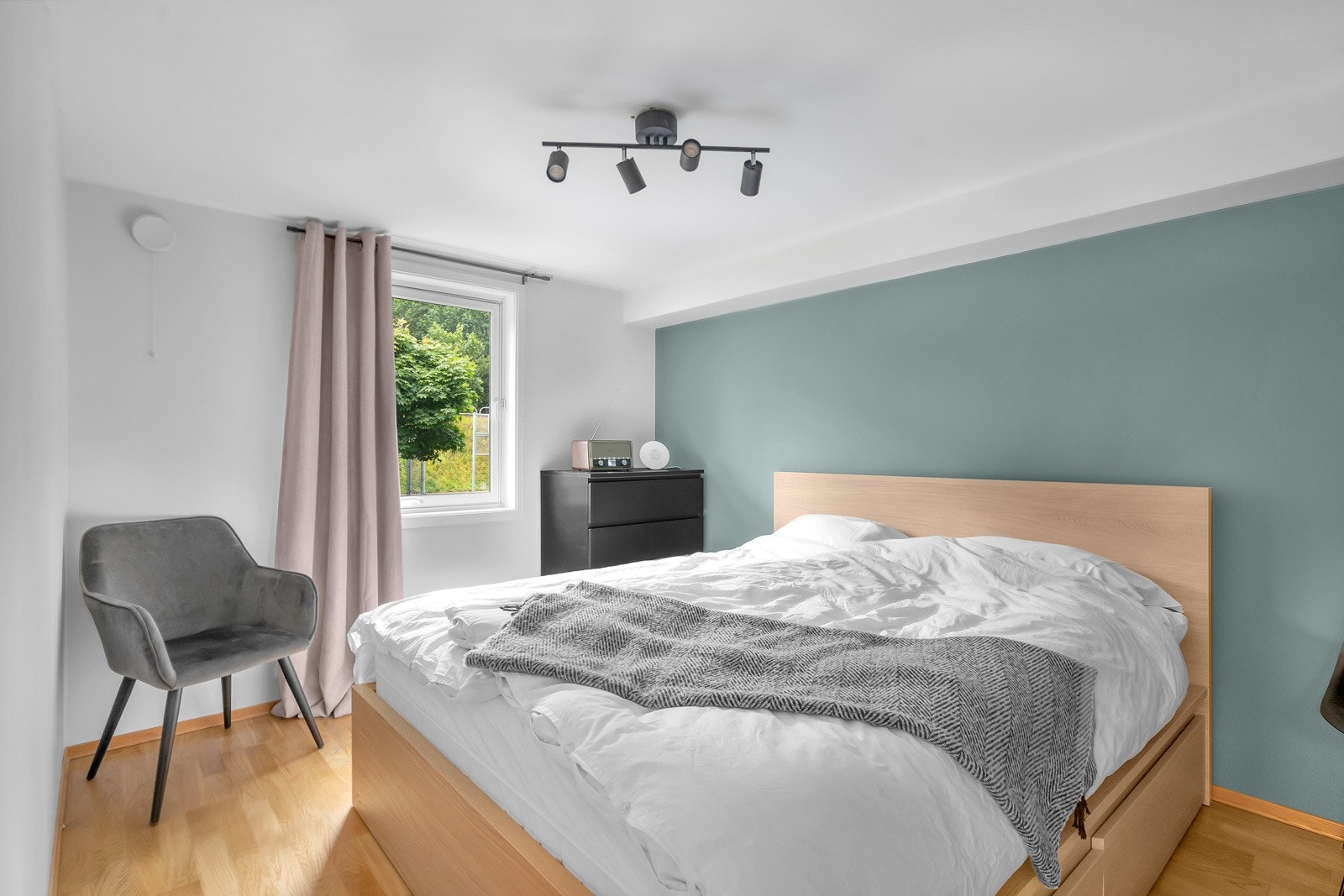 Dobbeltseng og garderobeskapet følger med i handelen Galleribilde