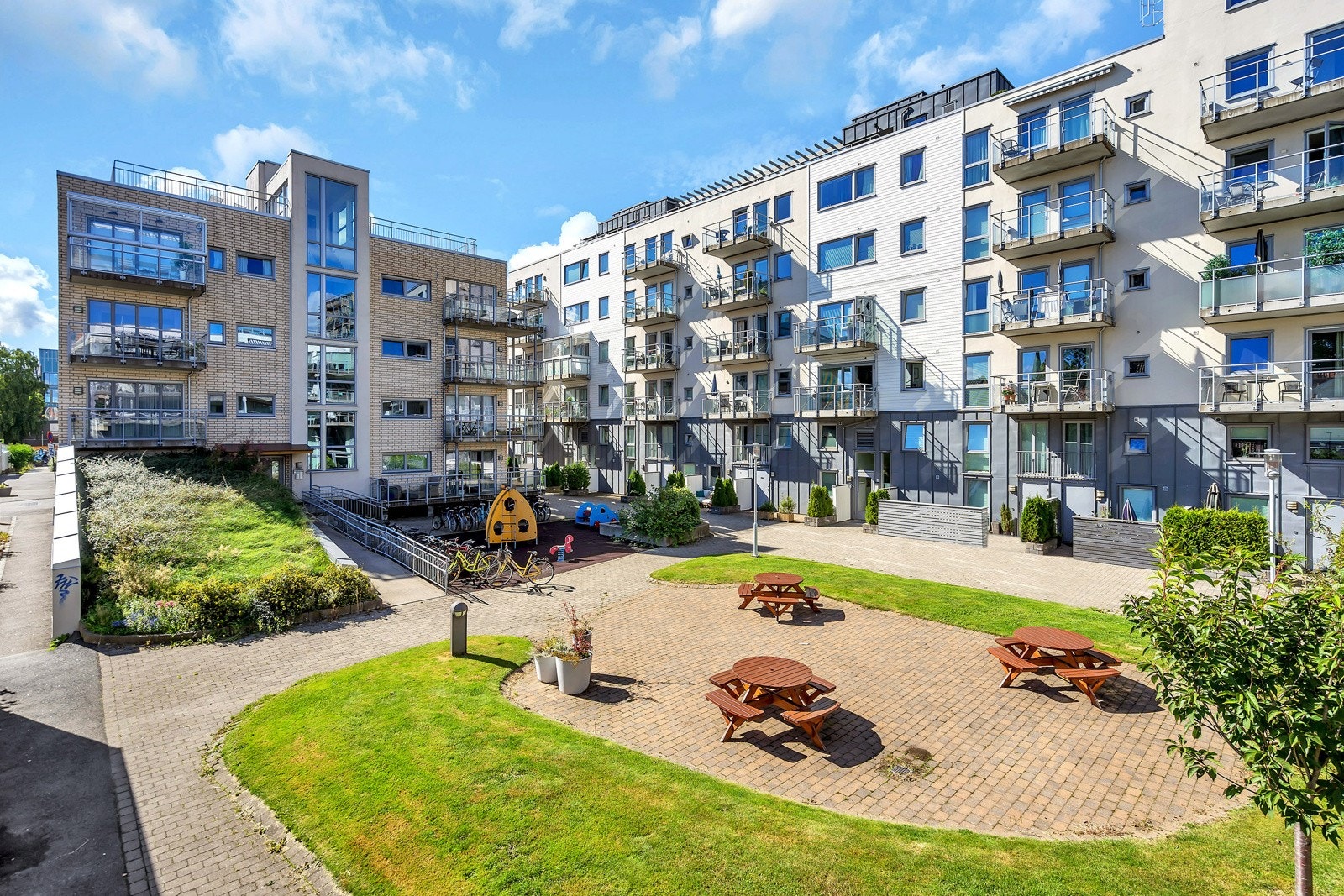 Lekeplass og andre fasiliteter utenfor bygget Galleribilde