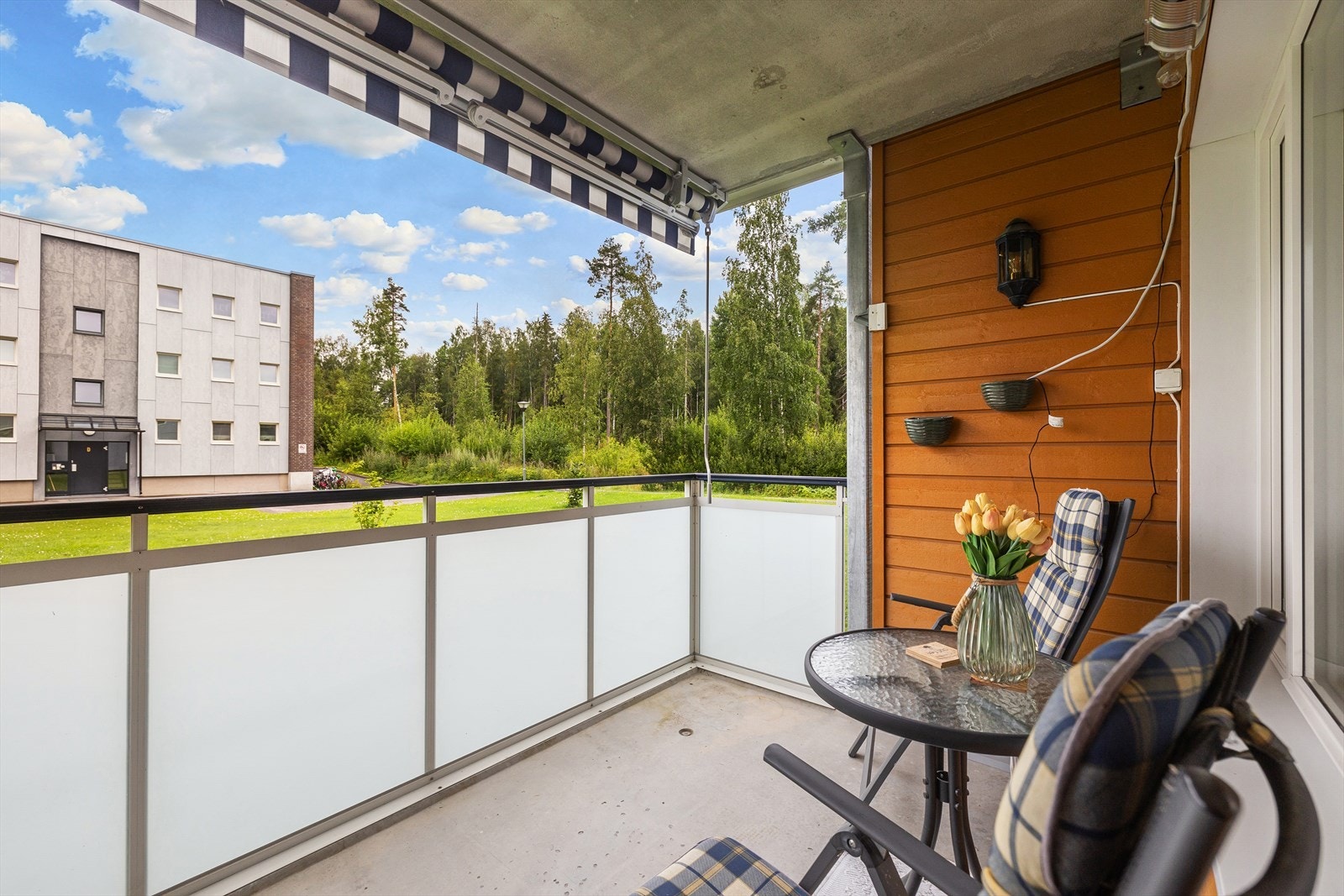 Åsenhagen 13 D er en praktisk 3-roms leilighet med innholdsrik planløsning. Galleribilde