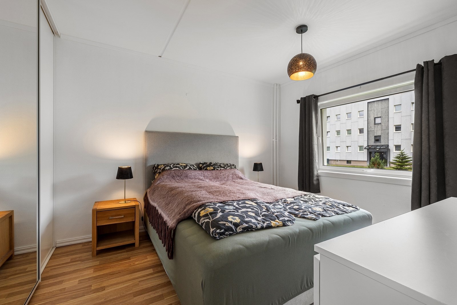 Leilighetens to soverom legger godt til rette for en familie, og er praktisk plassert på hver sin side av stuen. Galleribilde