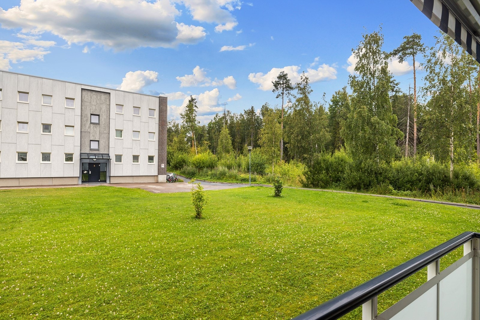 Plasseringen byr på gode solforhold og hyggelig utsyn over fellesområdet, hvor du kan nyte dagene i rolige og avslappende omgivelser. Galleribilde