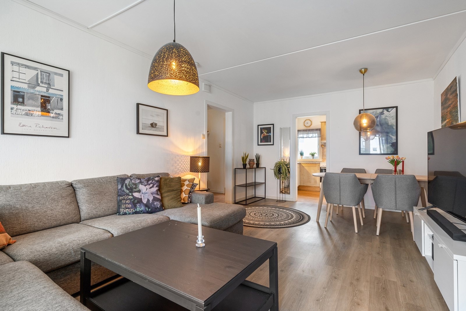 Stuen er romslig utformet, og har et stilrent uttrykk med lyst laminatgulv og hvitmalte veggoverflater. Galleribilde