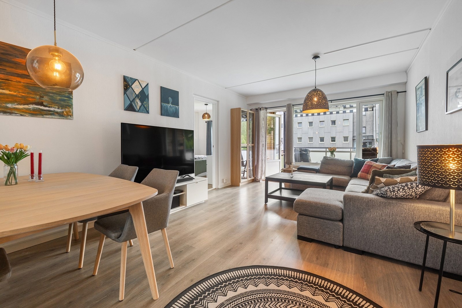 Det er godt med areal for sofagruppe, spisebord og annen innredning. Galleribilde