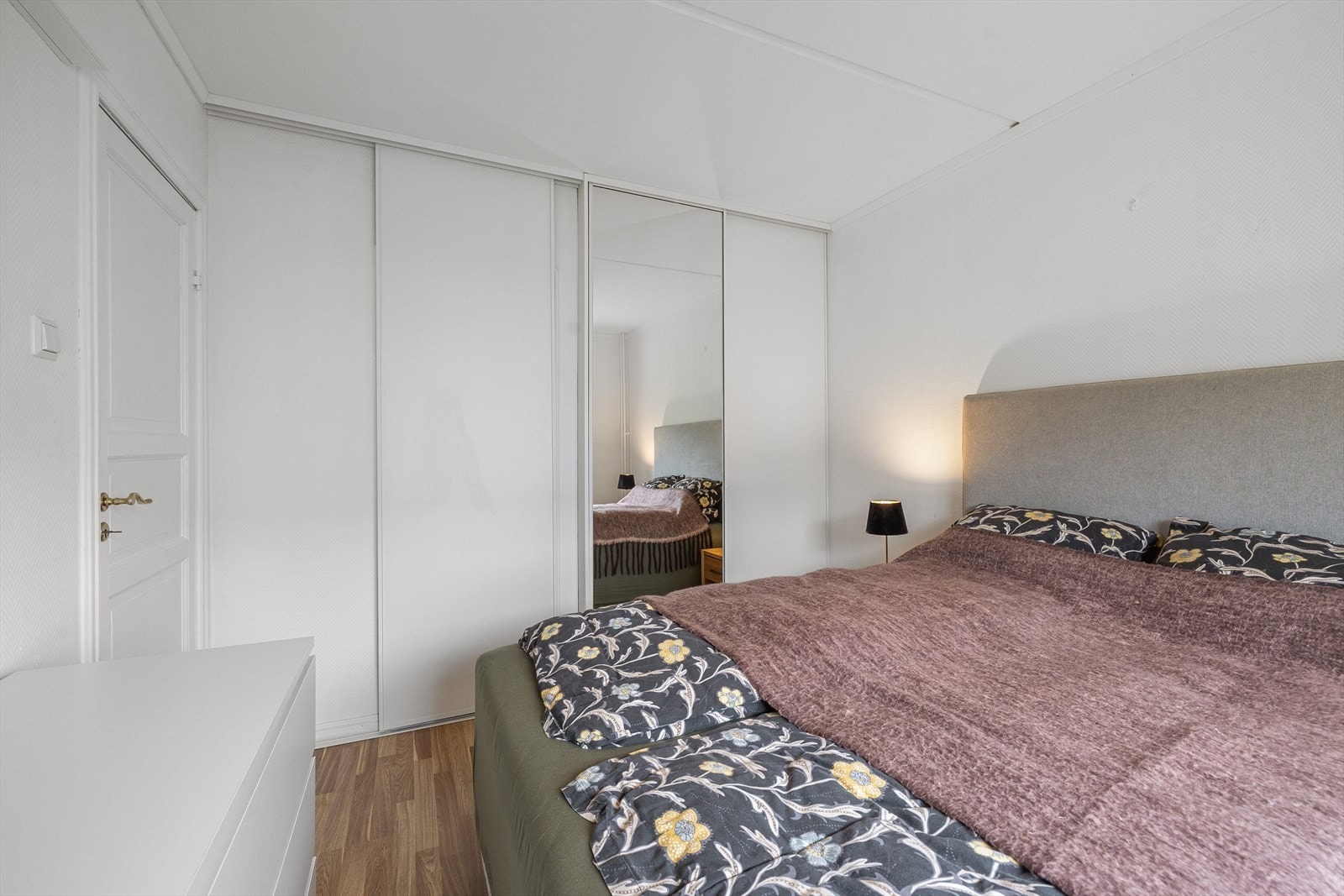 Hovedsoverommet har fordelen av direkte adkomst til en egen innvendig bod/walk-in closet, noe som vil oppleves svært praktisk i hverdagen. Galleribilde