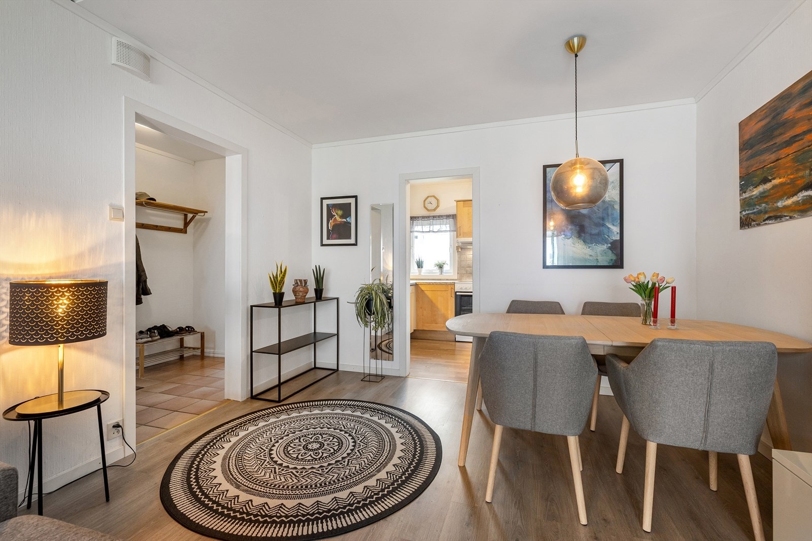Fra stuen har man adkomst til leilighetens kjøkken. Galleribilde
