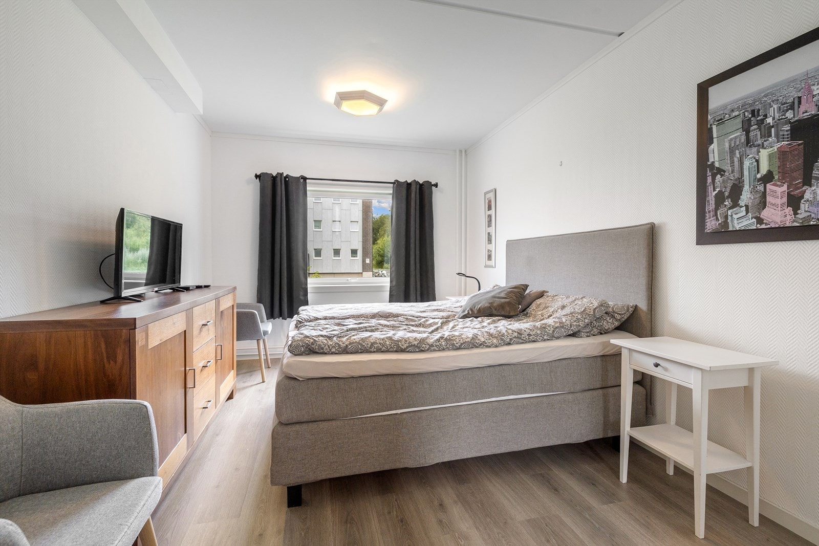 Begge har romslig areal for seng, nattbord og annen innredning. Galleribilde