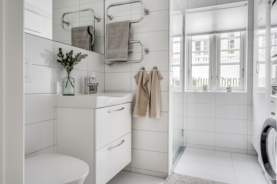 Bad kombinert vaskerom i første etasje Galleribilde