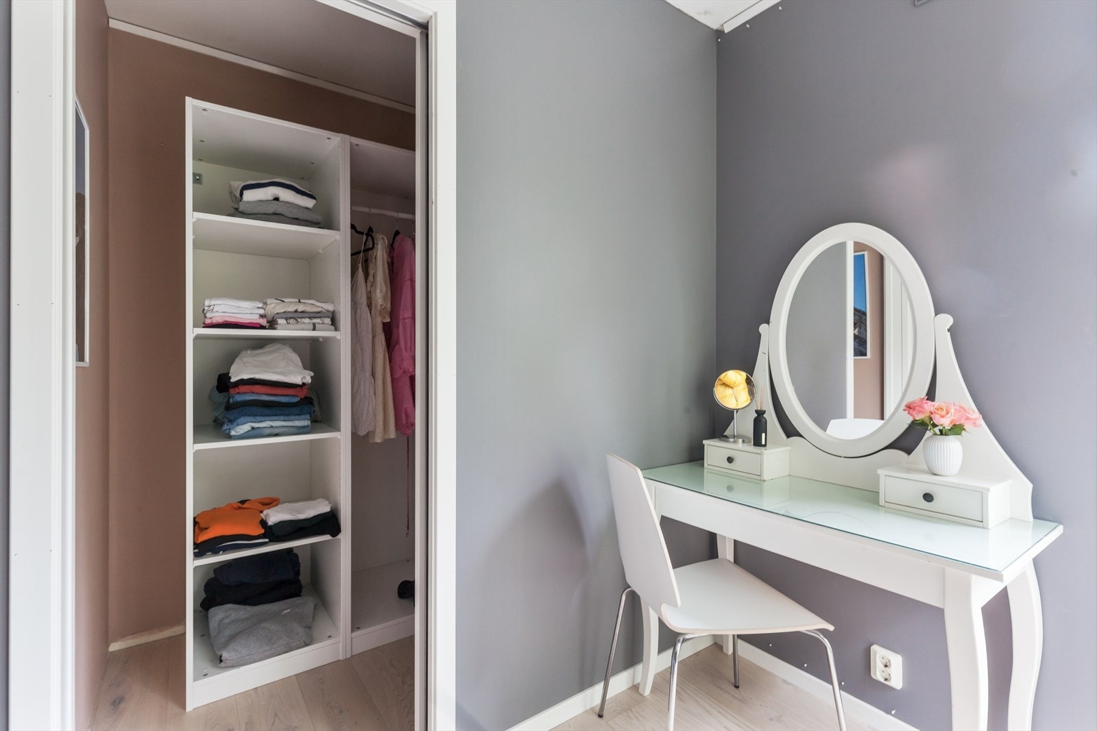 Rommet har egen walk-in garderobe Galleribilde