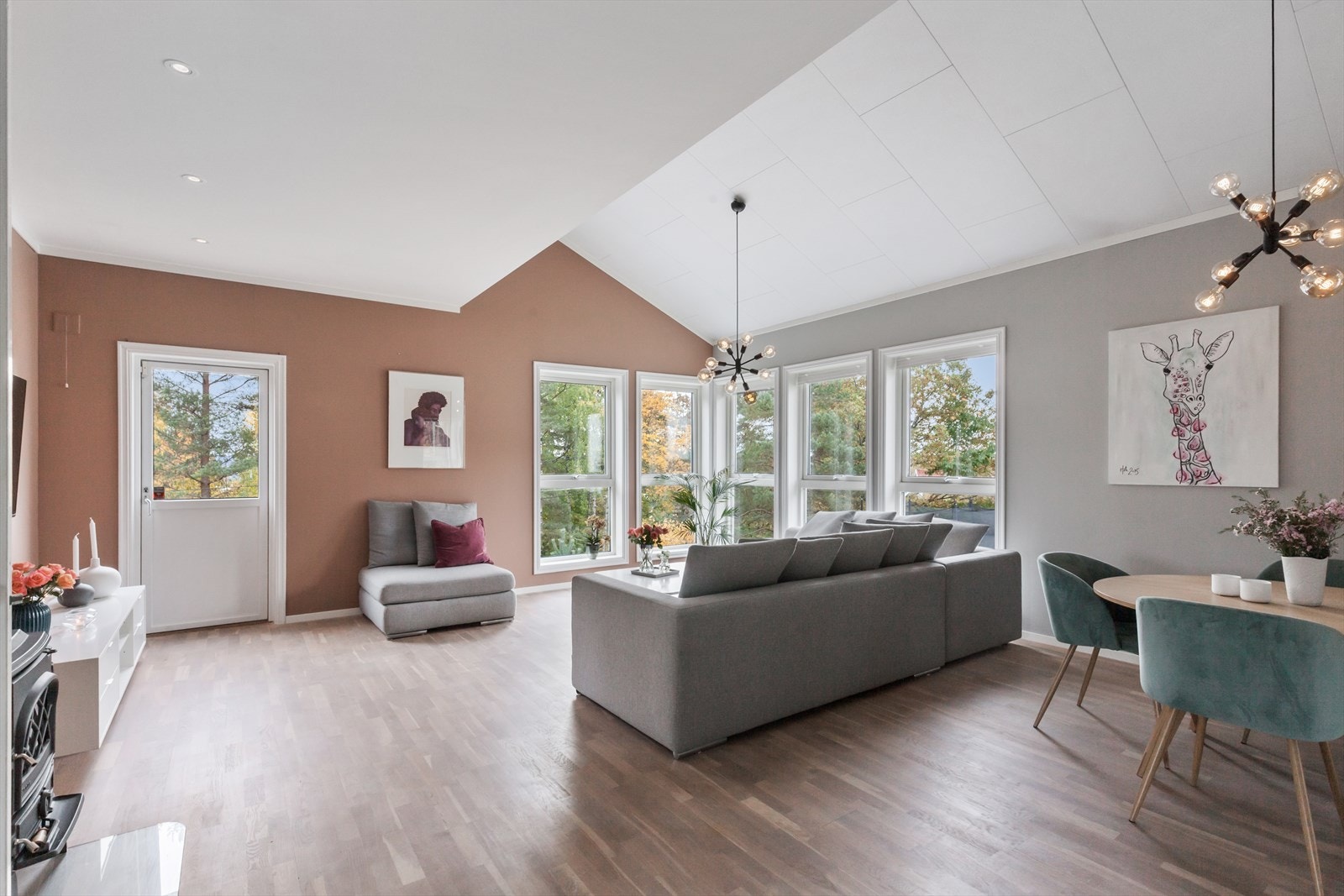 Stor og lys stue med god plass til sofagruppe, mediamøbler og spisestuebord Galleribilde