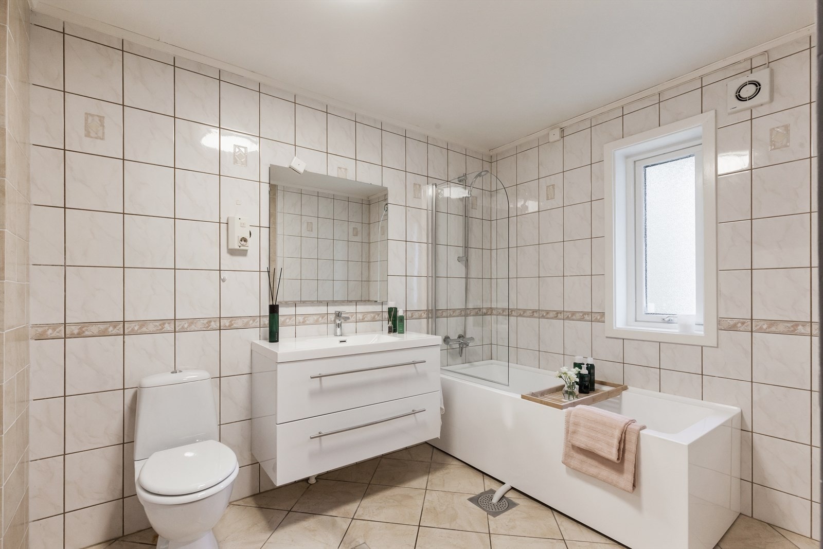 Bad i 1. etg med badekar, servantinnredning og toalett Galleribilde