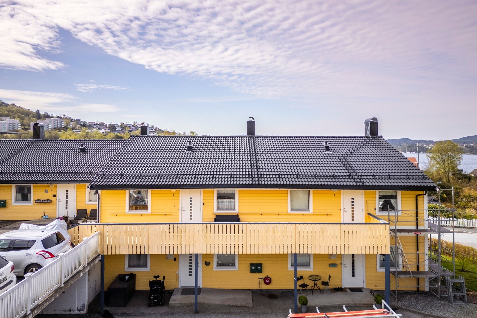 Leiligheten ligger i byggets øverste etasje, med tilkomst fra bakkeplan Galleribilde