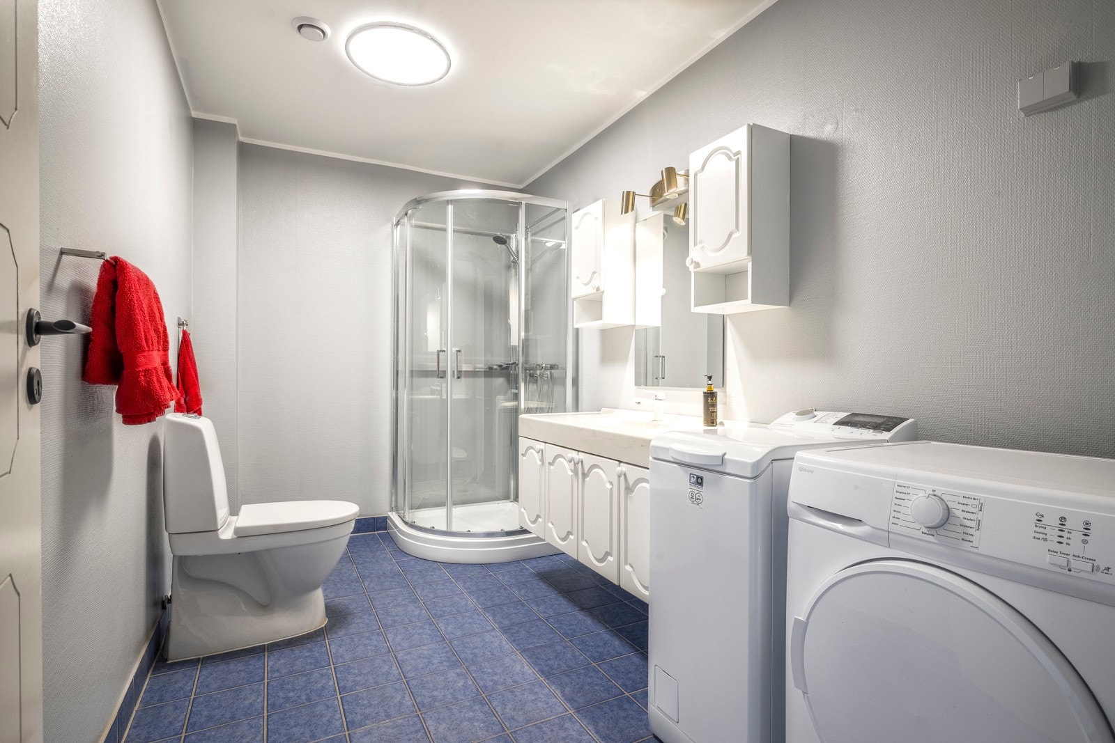 Romslig bad med nytt dusjkabinett Galleribilde