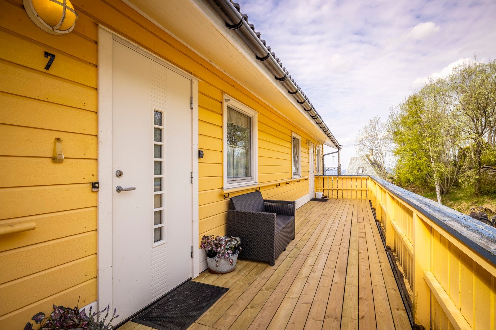 Det gjøres oppmerksom at borretslaget har malt fasaden. Den nye fargen er lys grå! Galleribilde