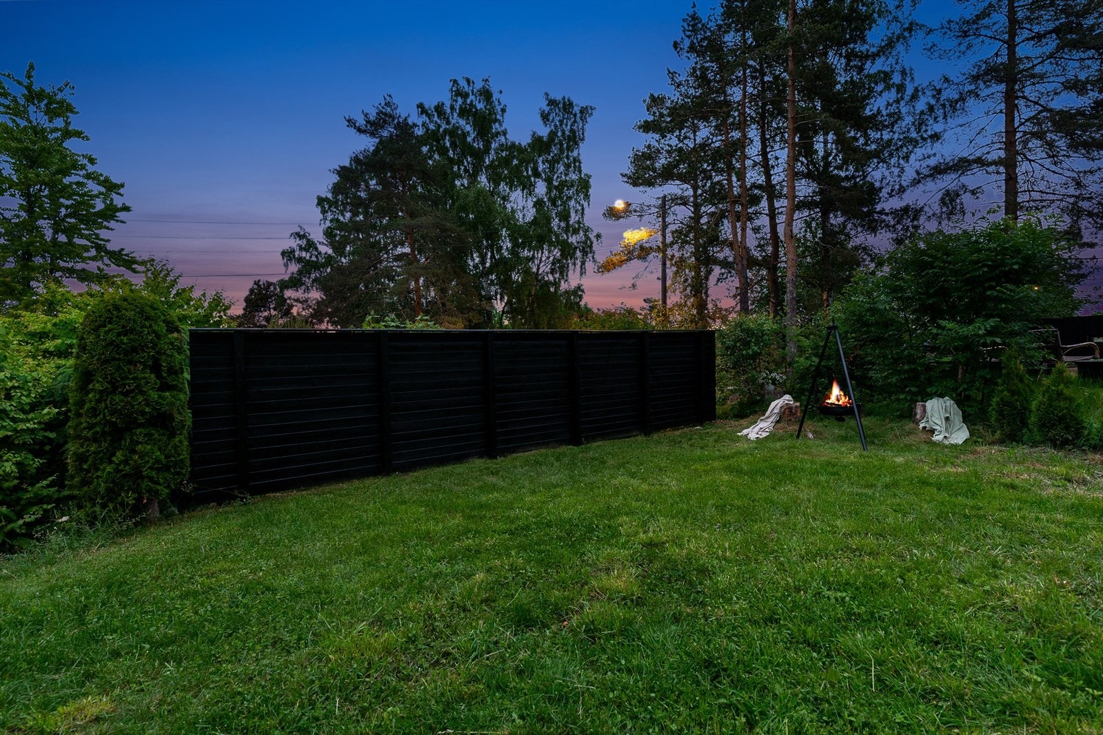 Stor hage med boltreplass for store og små Galleribilde