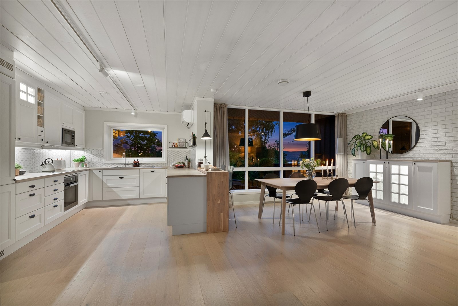 Stue og kjøkken er i en åpen løsning som bidrar til et sosialt og hyggelig oppholdsrom Galleribilde