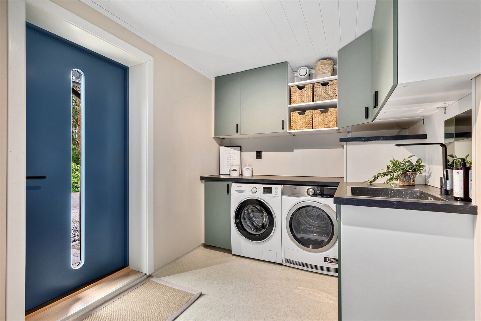 Lekkert og praktisk vaskerom som er oppgradert i 2022 Galleribilde