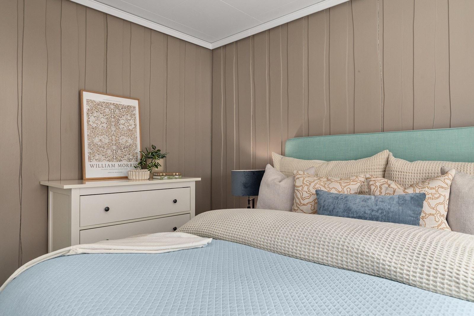 Soverommet gir god plass for dobbeltseng og tilhørende nattbord Galleribilde