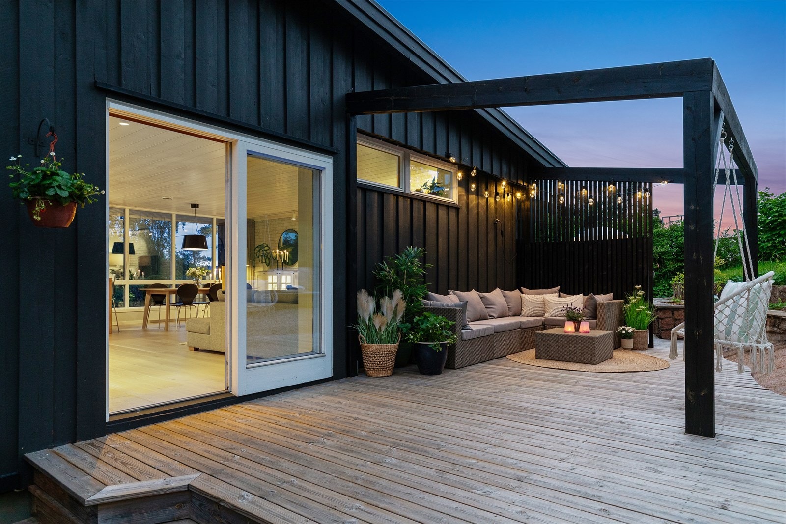 Fra stuen er det adkomst til nydelig uteplass med over 100m2 terrasse samt stor hage Galleribilde