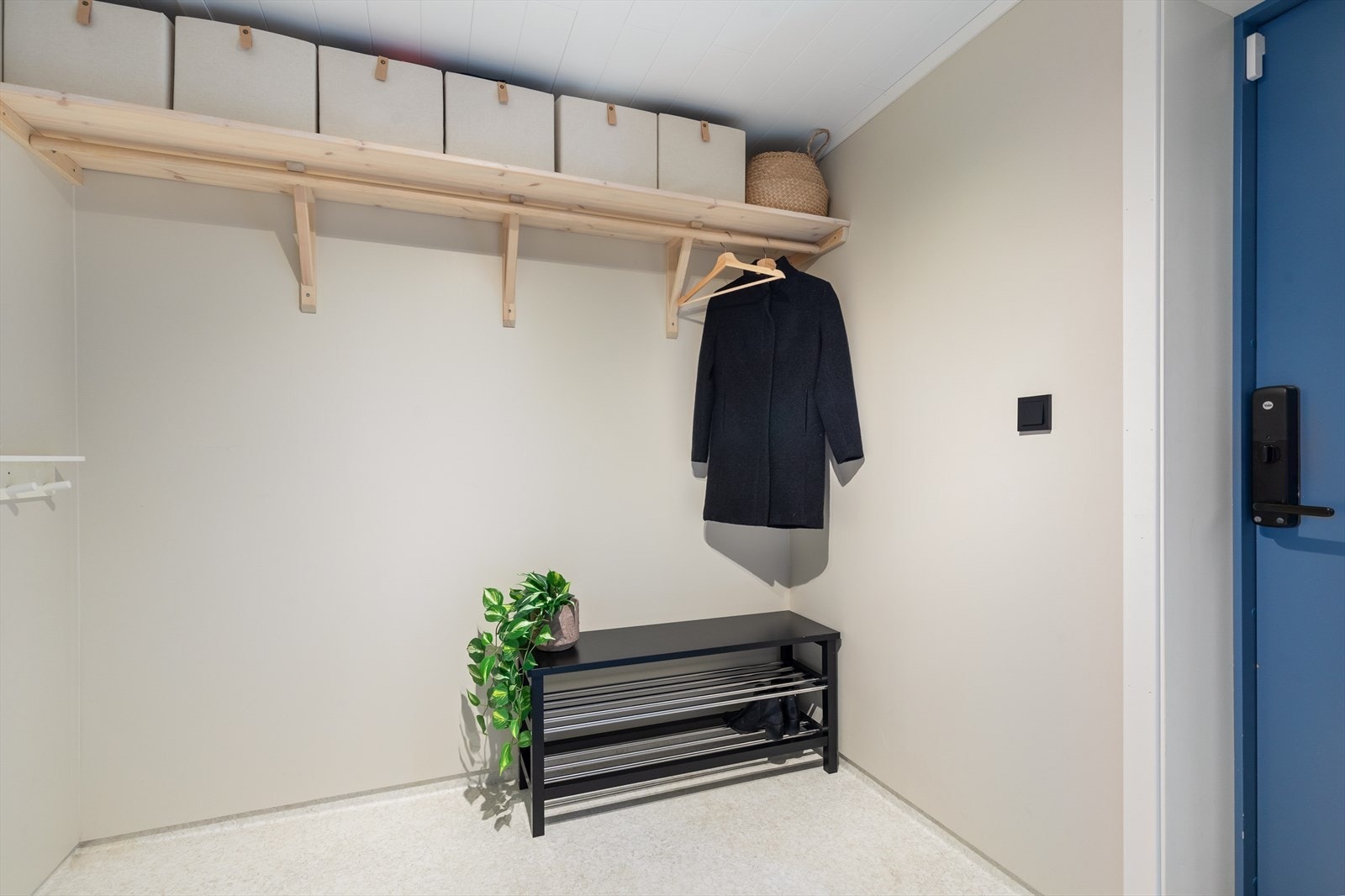 Praktisk med egen inngang til vaskerom og underetasjen Galleribilde